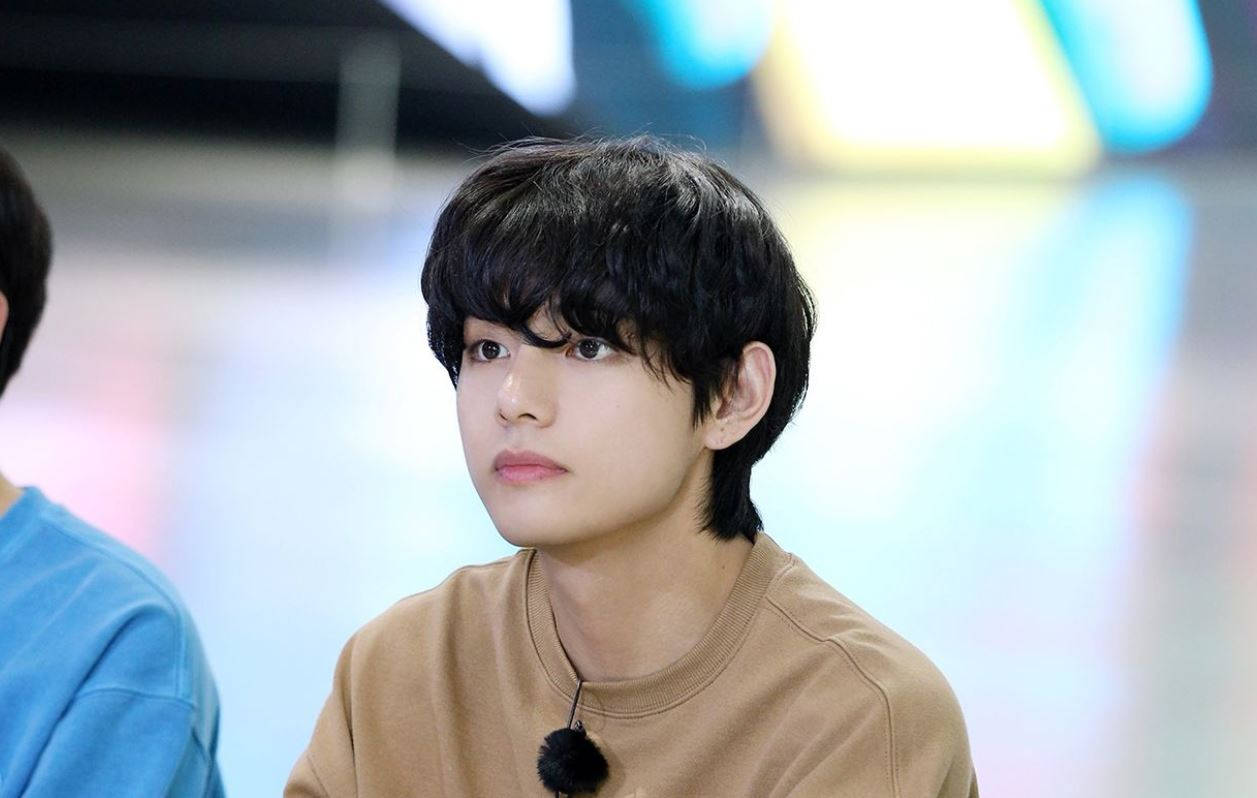 BTS V ruskeassa paidassa Taustakuvat