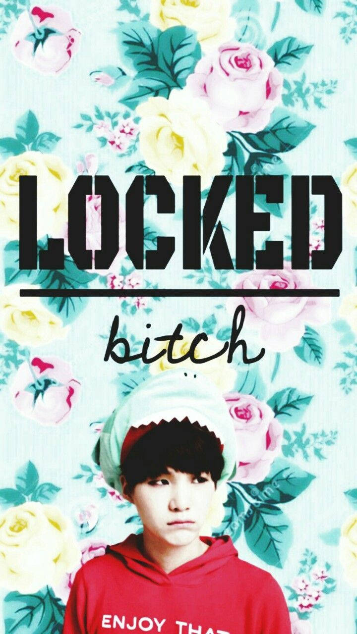 BTS Suga kukkaistaustalla, jossa lukee "locked bitch".