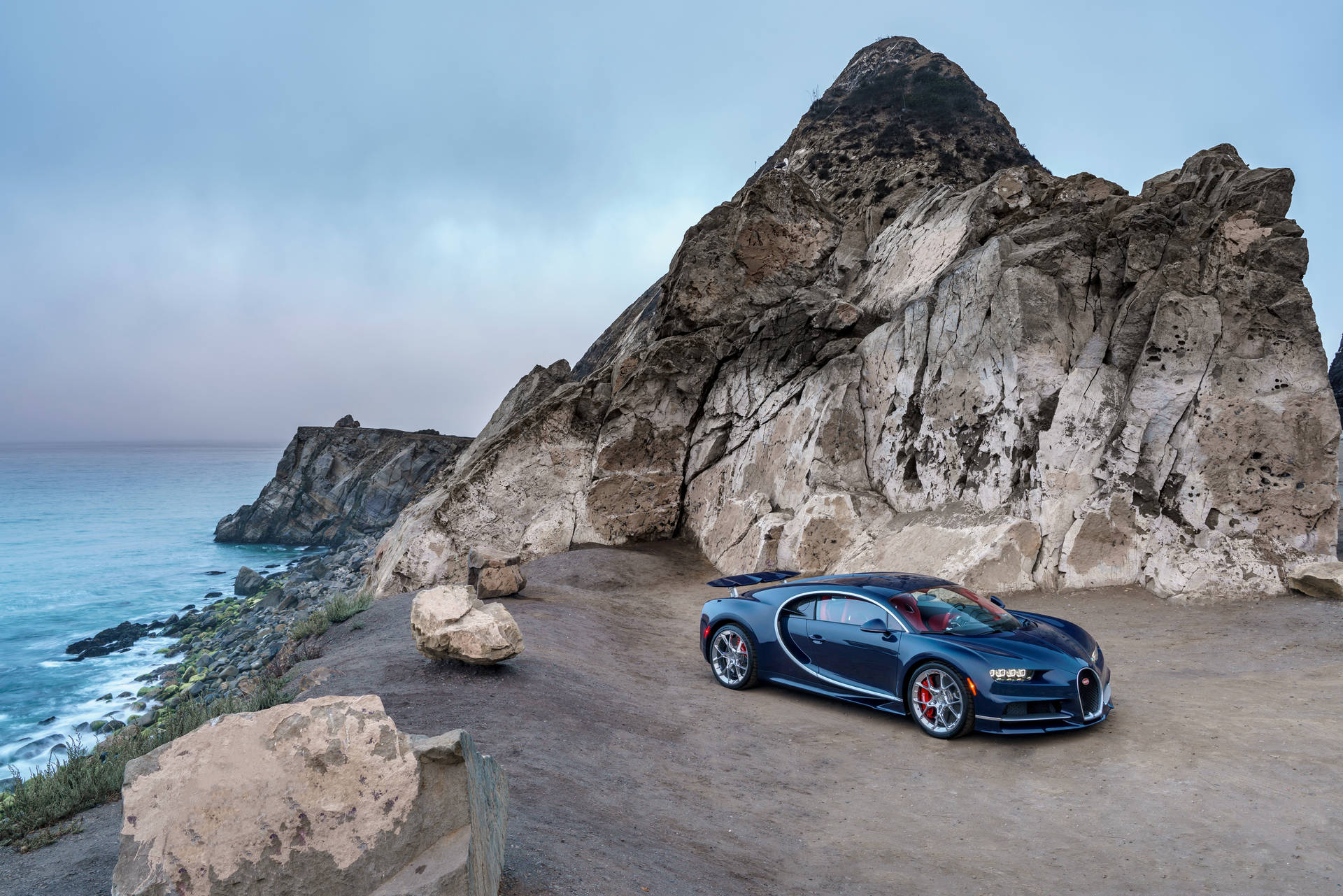 Bugatti Chiron meren rannalla taustakuva
