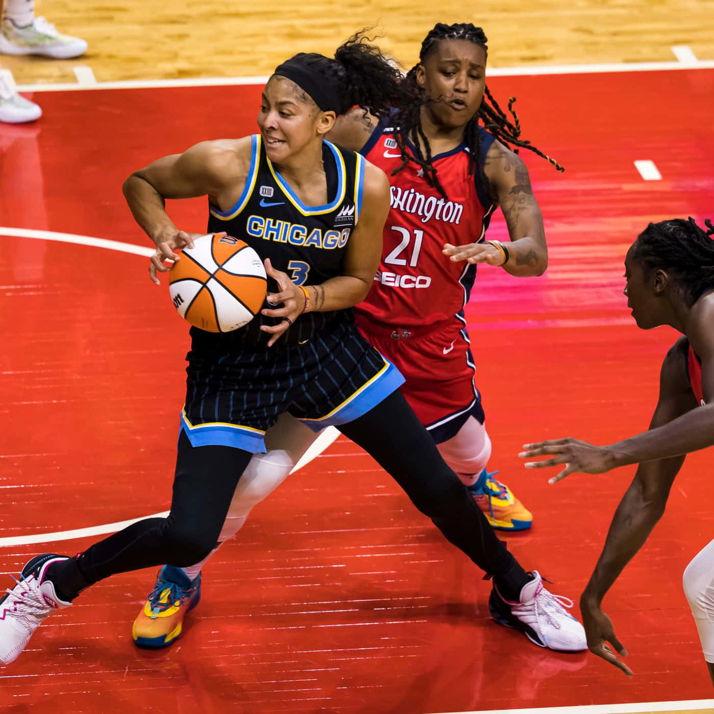 Candace Parker varastaa palloa Taustakuvat