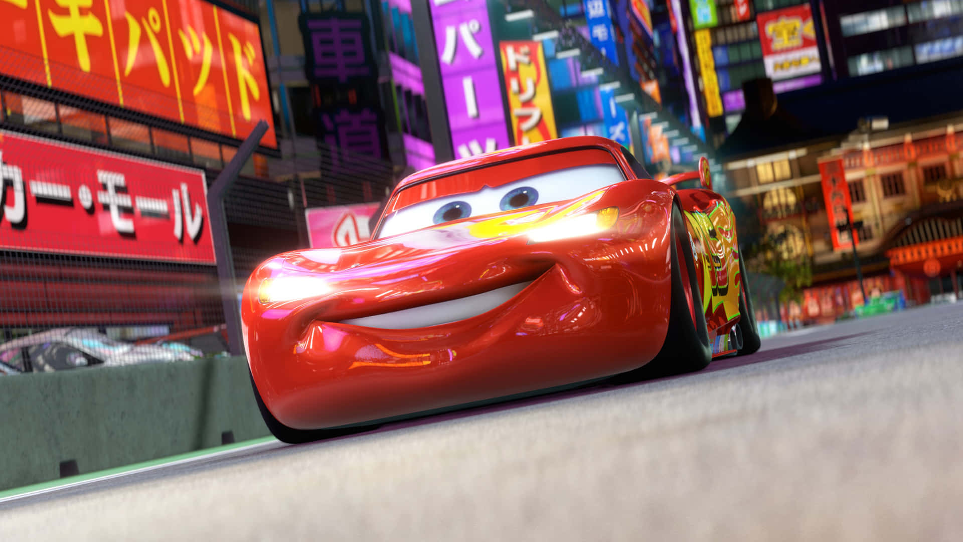 Cars 3 - punainen auto ajaa kaupungin kadulla Taustakuvat