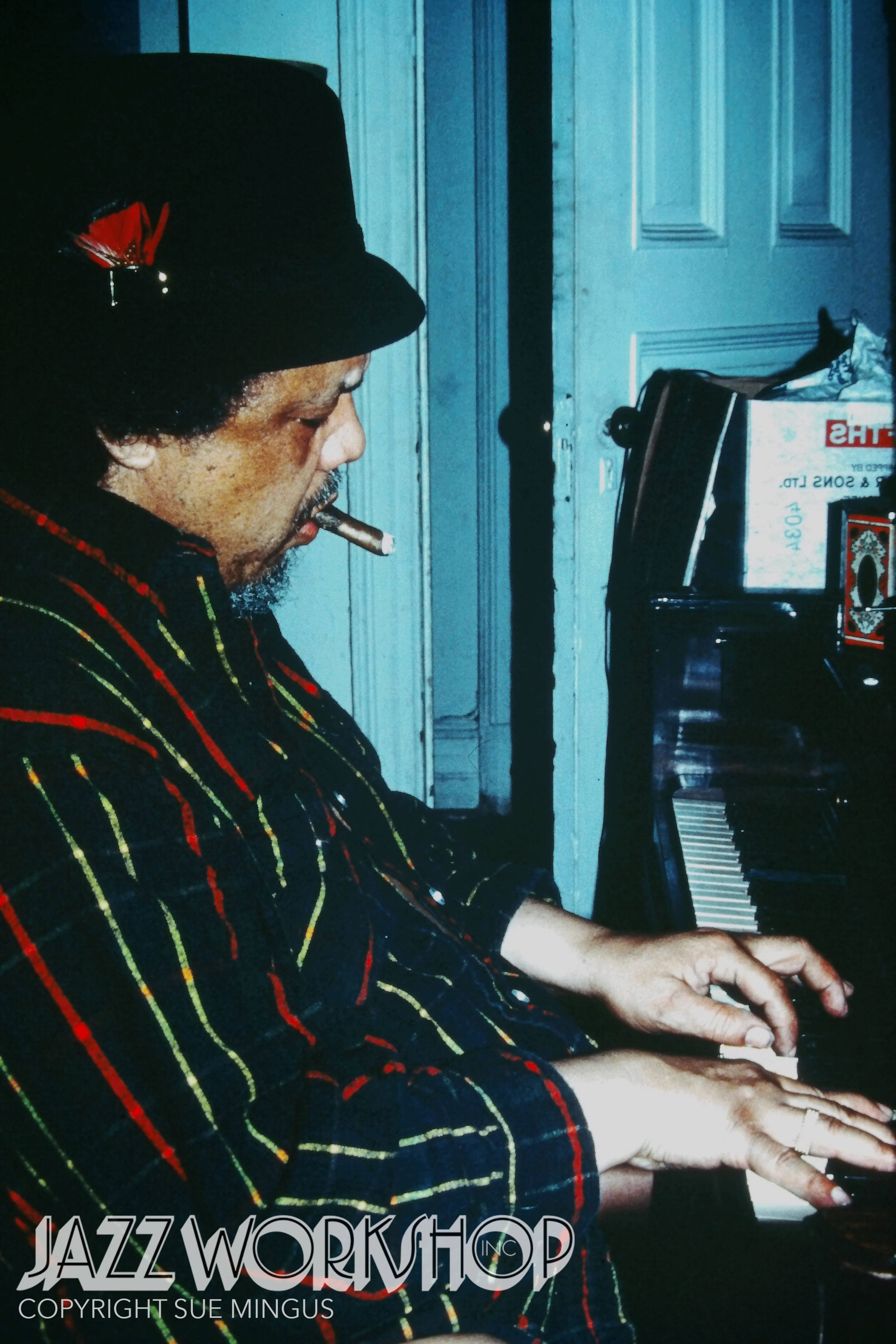 Charles Mingus soittaa pianoa Taustakuvat