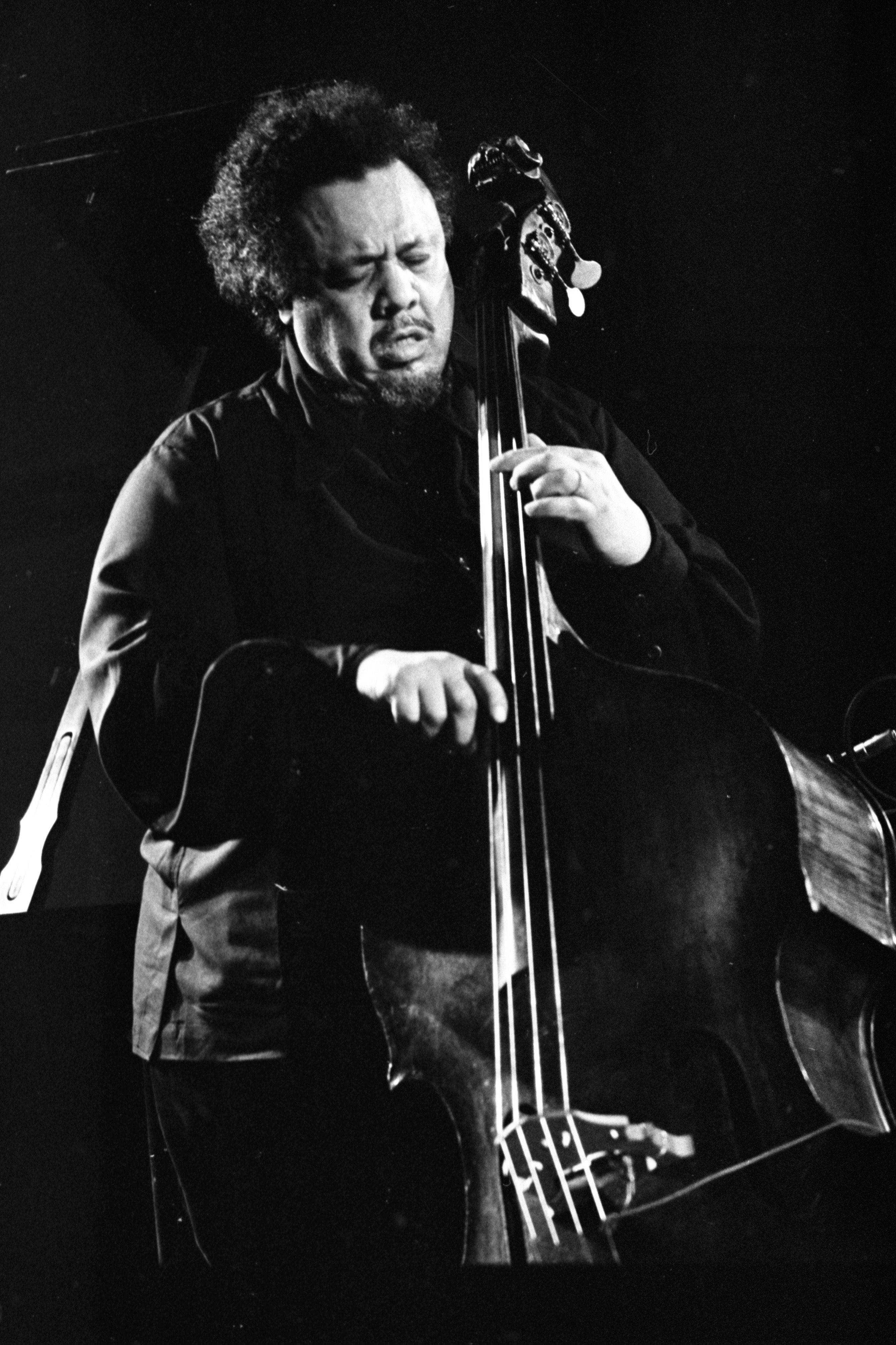 Charles Mingus soittaa bassoa sielukkaasti Taustakuvat