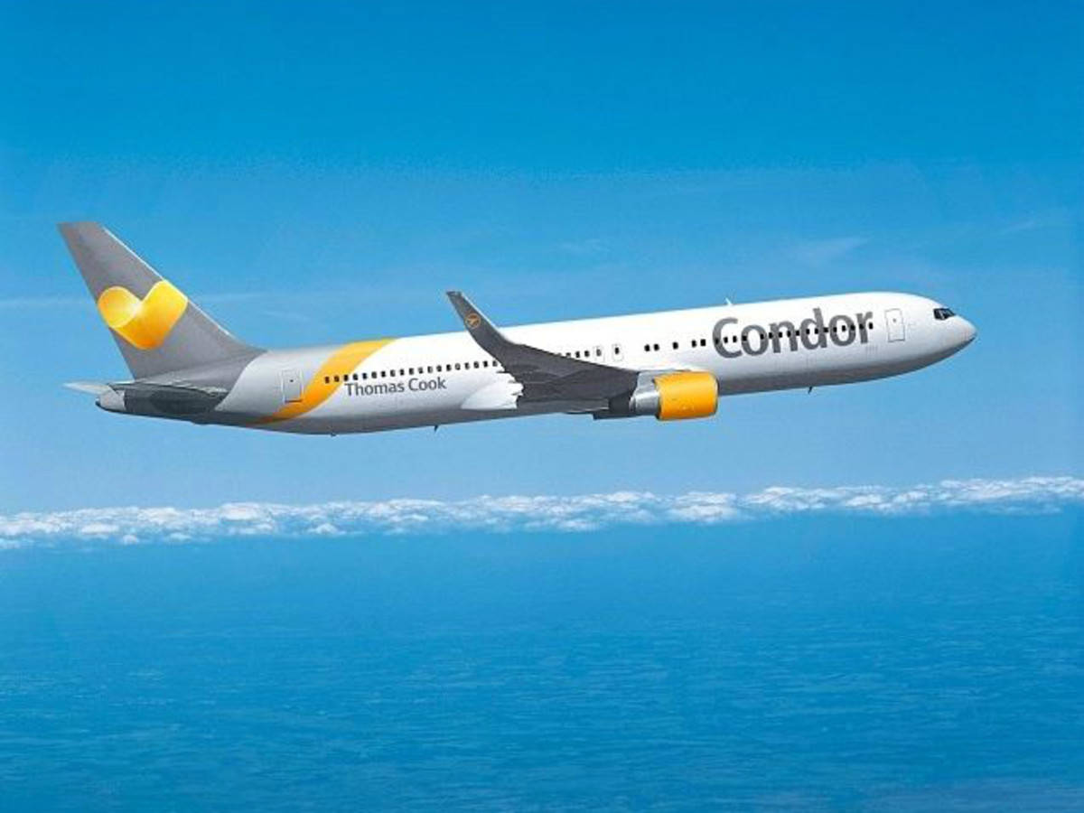 Condor Airlines -lentokone valtameren yllä Taustakuvat
