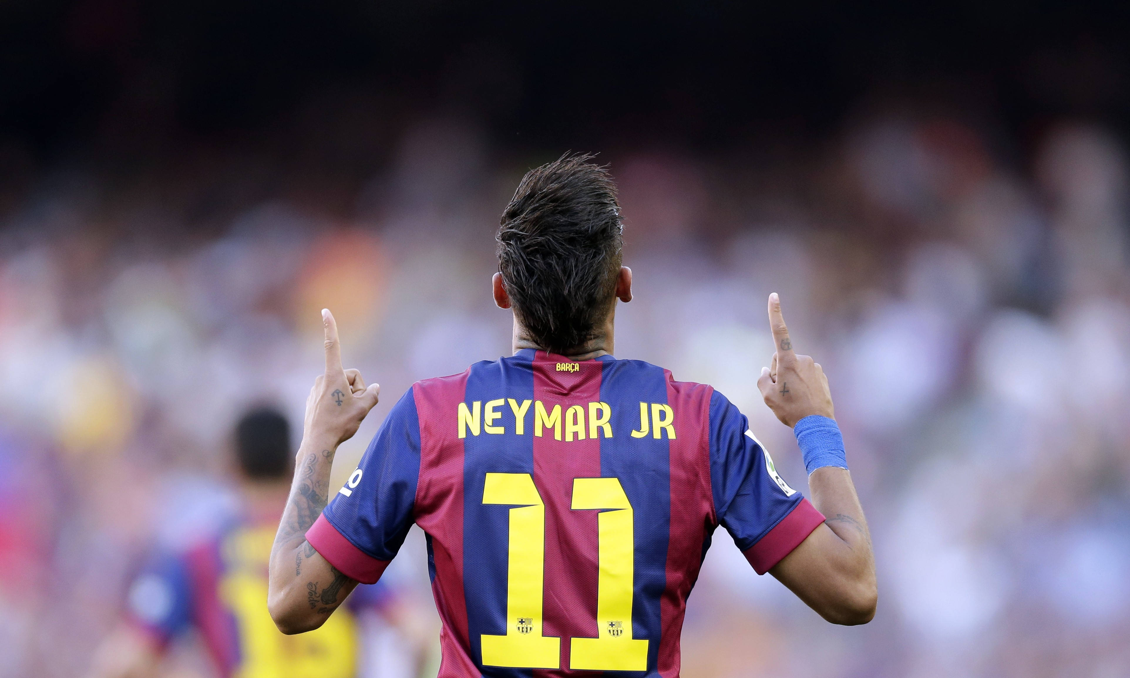 Cool Neymar Jr pukeutumassa #11-paitaansa itsevarmasti Taustakuvat
