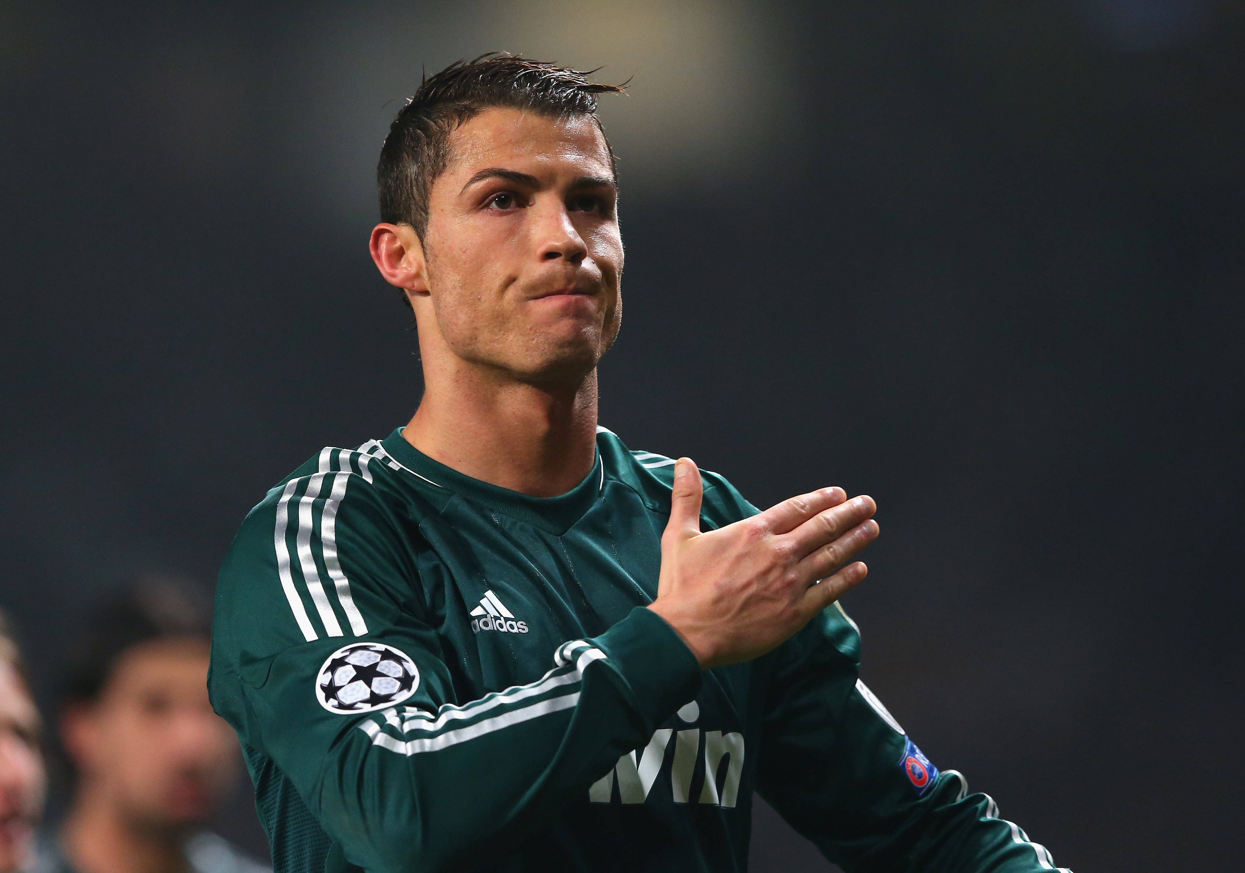 CR7 Cristiano Ronaldo vihreässä peliasussa Taustakuvat