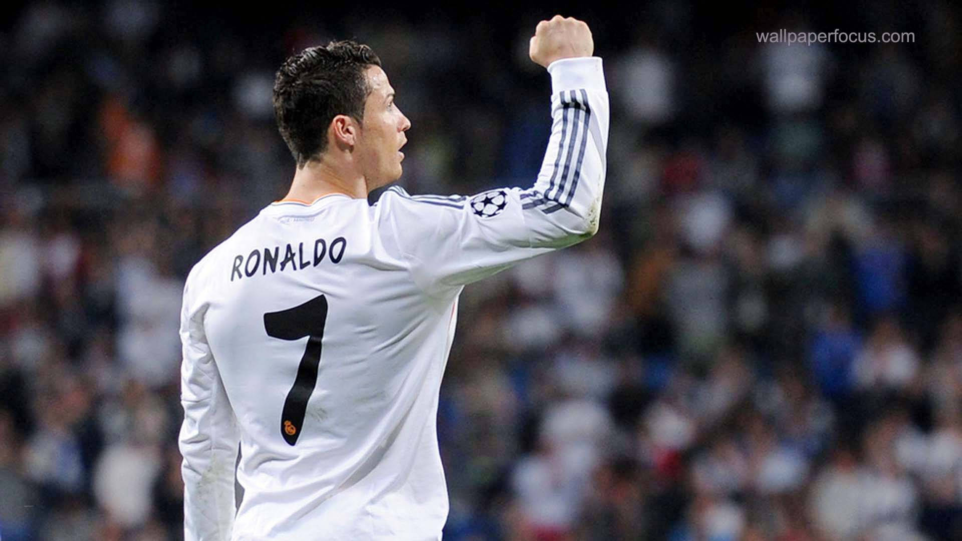 Cristiano Ronaldo nyrkkiä puristava taustakuva.