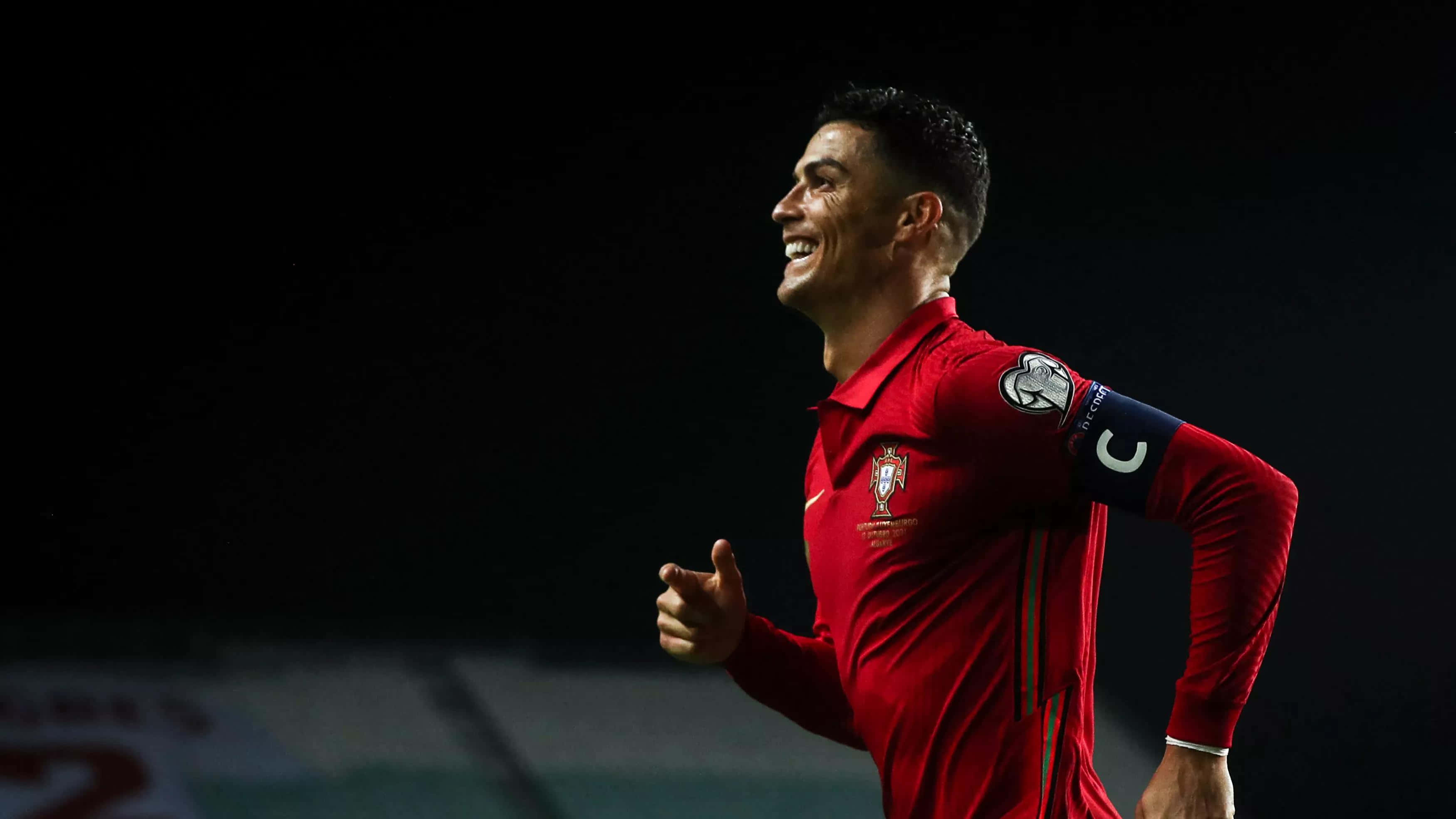 Cristiano Ronaldo juoksemassa jalkapallokentällä Taustakuvat