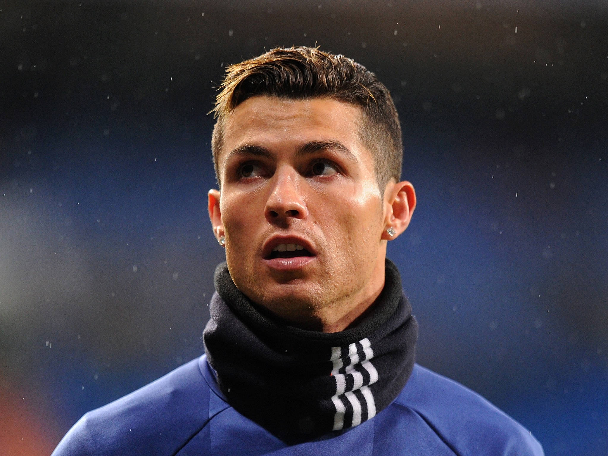 Cristiano Ronaldo keskittyy jalkapallokentällä Taustakuvat