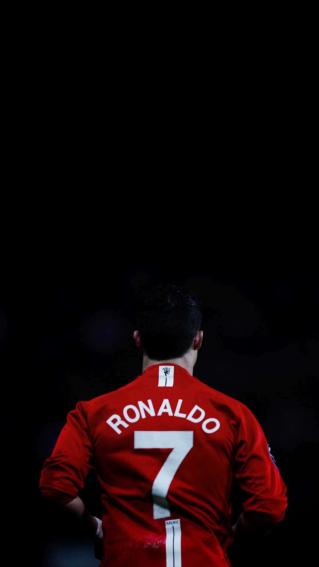 Cristiano Ronaldo laukoo voimakkaasti kentällä Taustakuvat