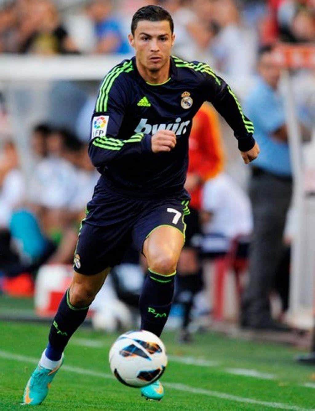Cristiano Ronaldo ottaa pelin hallintaansa. Taustakuvat