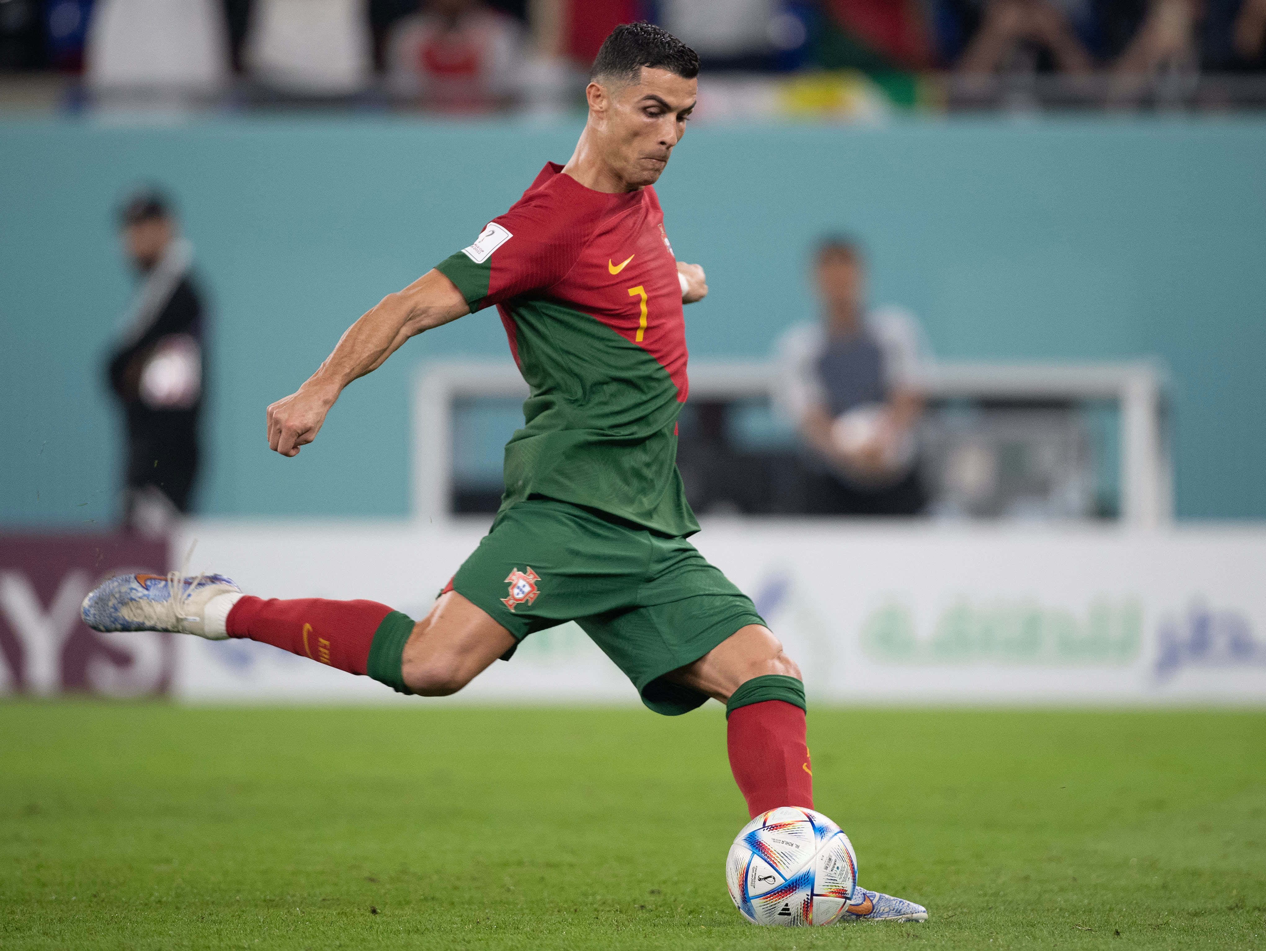 Cristiano Ronaldo potkaisee jalkapalloa Taustakuvat