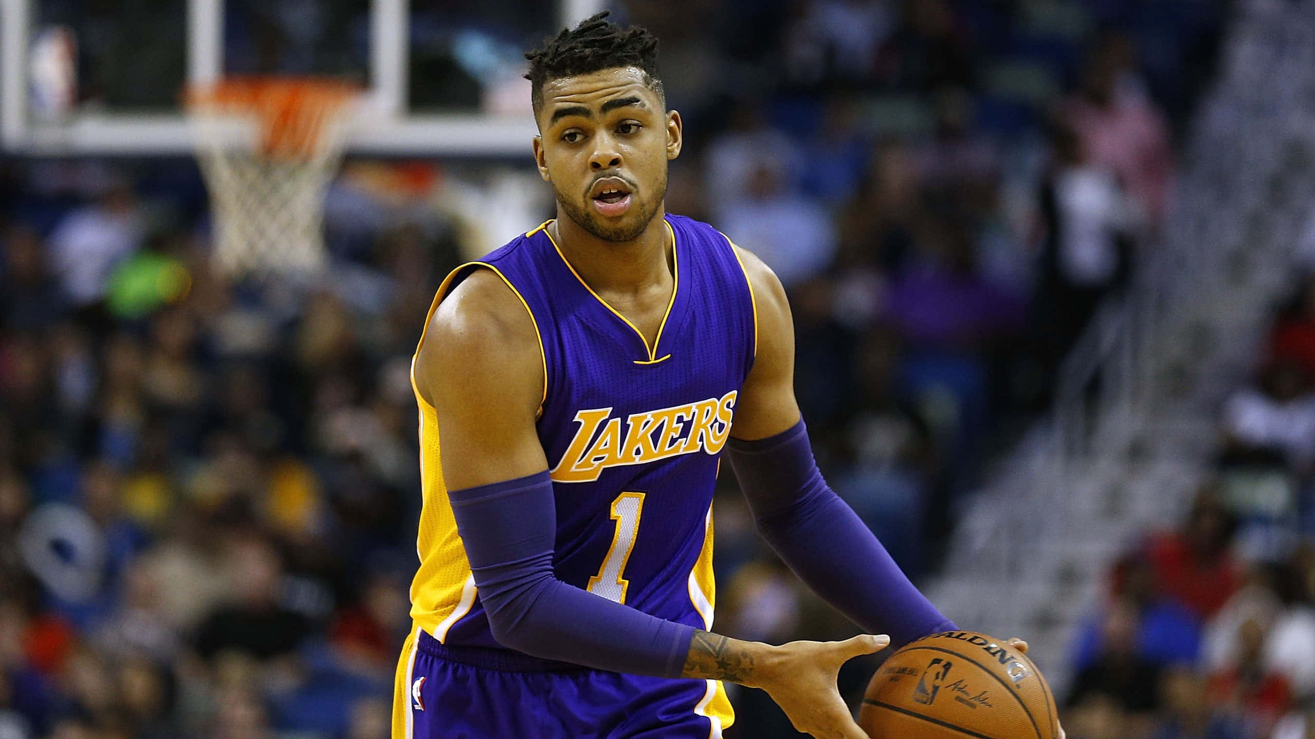 D'Angelo Russell katsoo sivulle Taustakuvat