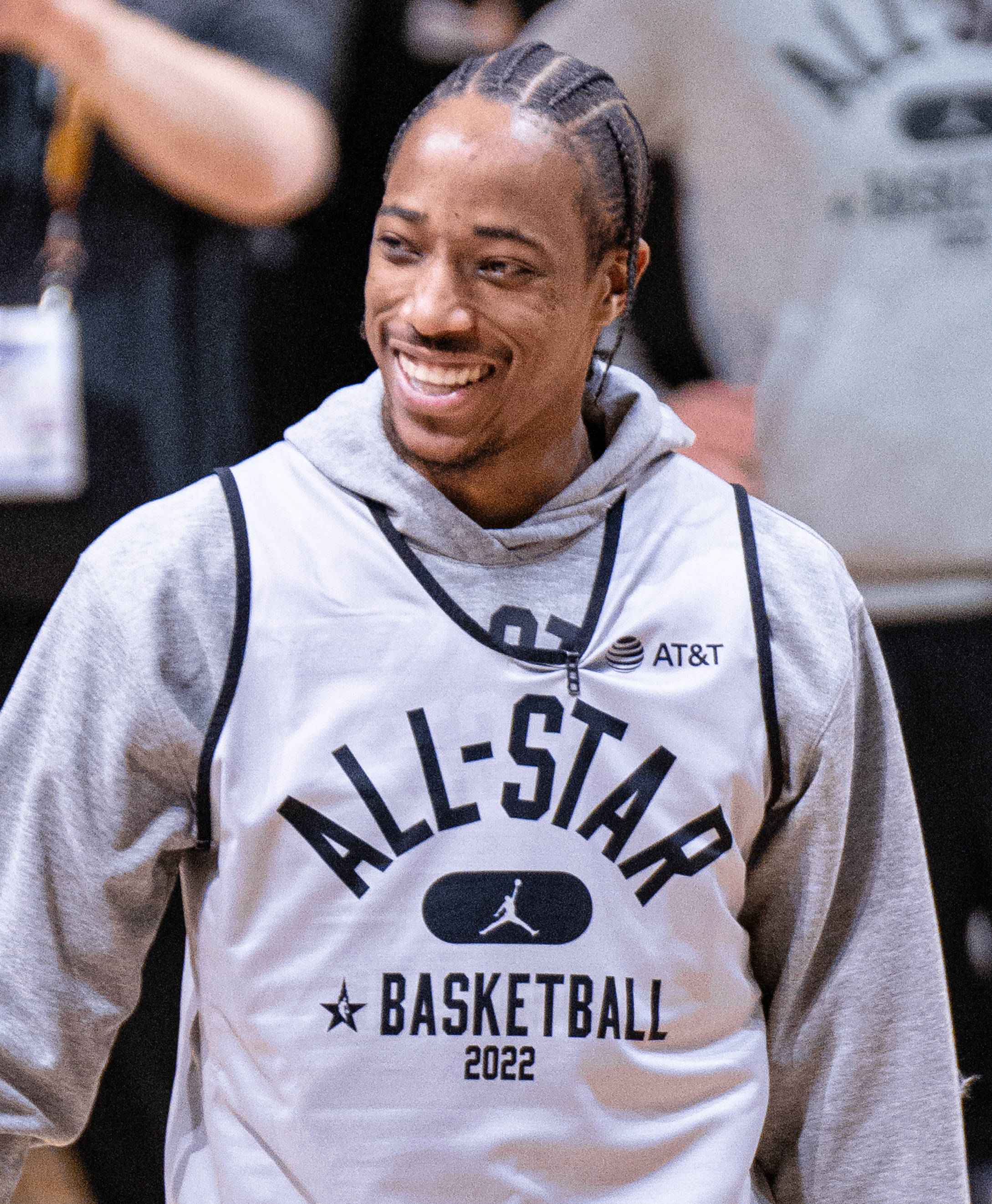 Demar Derozan hymyilemässä palmikoituine hiuksineen Taustakuvat