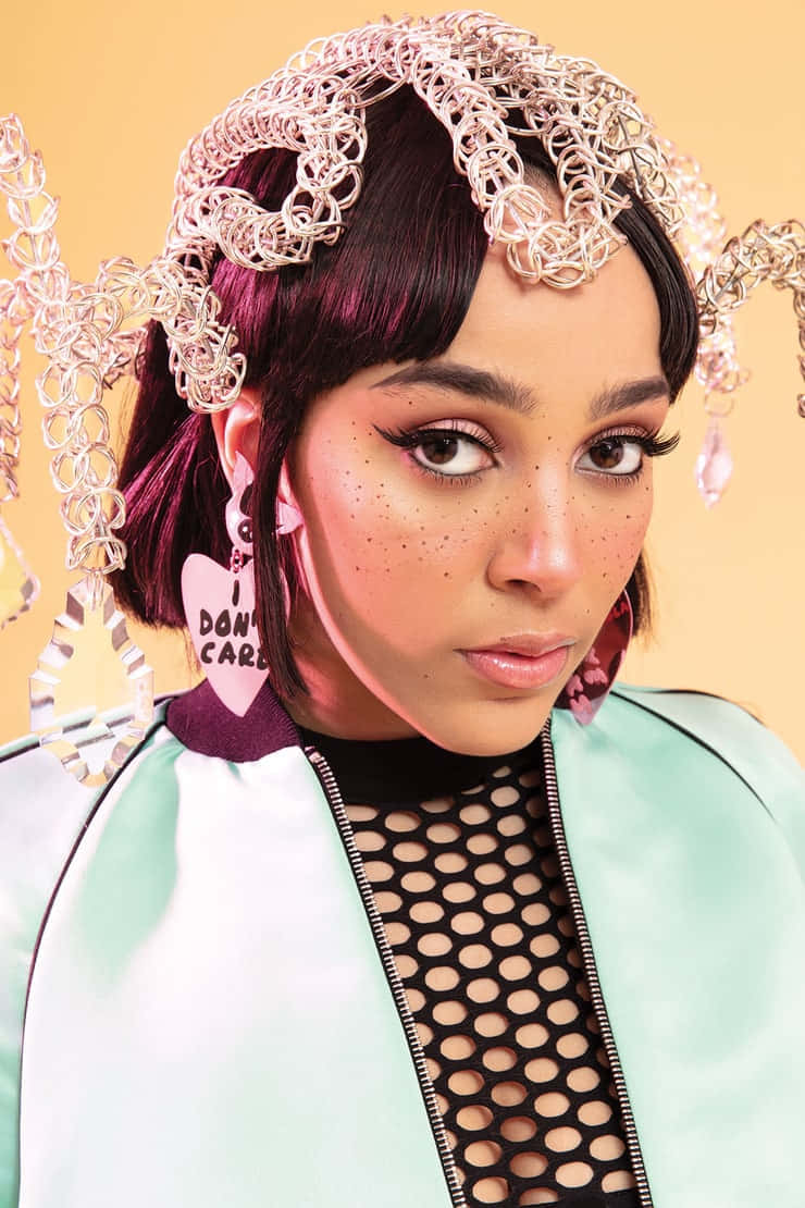 Doja Cat antiikkisessa mekossa kaupunkia katsomassa Taustakuvat