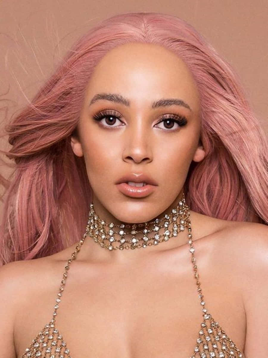 Doja Cat hymyilee kirkkaasti huokuen positiivisuutta ja kauneutta Taustakuvat