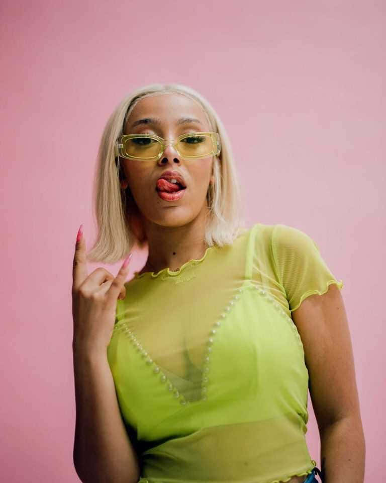 Doja Cat ilmaisee leikkisää asennettaan Taustakuvat