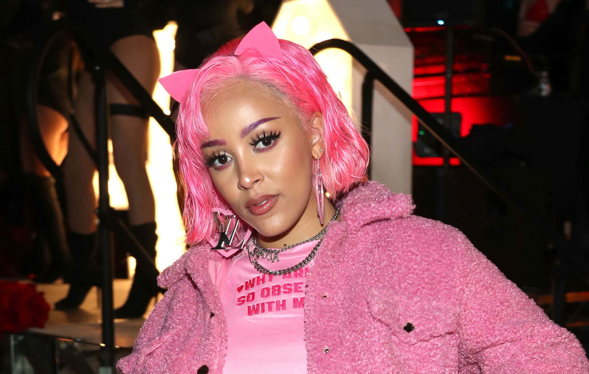 Doja Cat kävelee punaisella matolla Taustakuvat