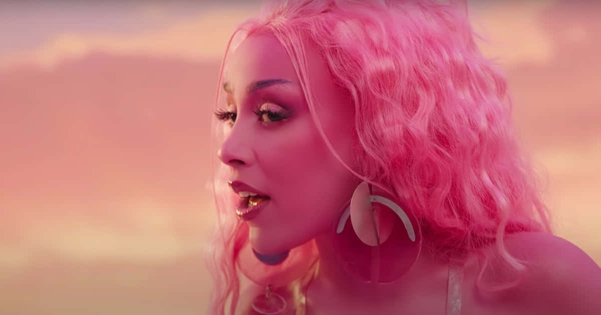 Doja Cat loistaa punaisella matolla vuoden 2019 MusiCares Person of the Year -tapahtumassa Taustakuvat