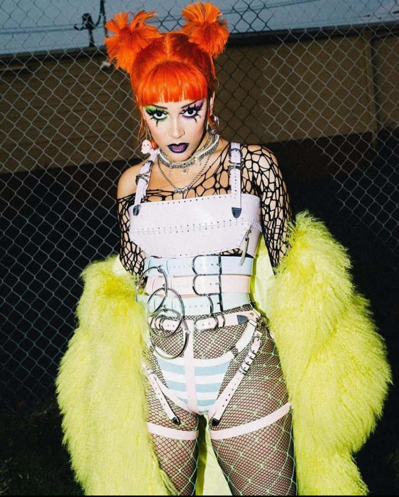 Doja Cat näyttää hurjalta ja tyylikkäältä kultakoruissa Taustakuvat