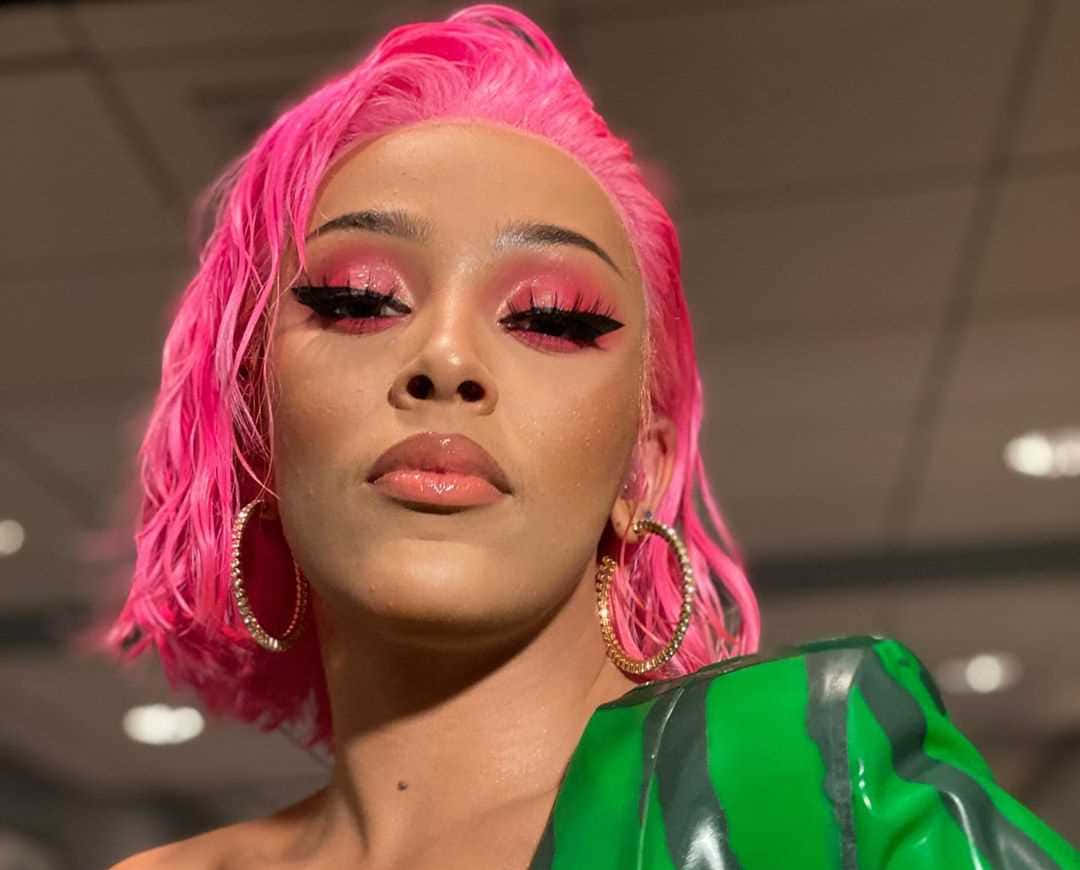 Doja Cat näyttää upealta kaikkimustassa asussaan. Taustakuvat
