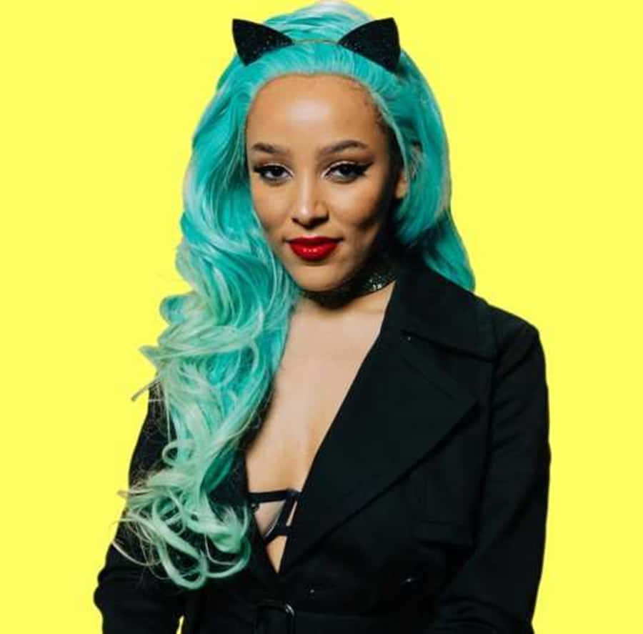 Doja Cat parhaassa värikkäässä loistossaan tässä eloisassa kuvassa. Taustakuvat