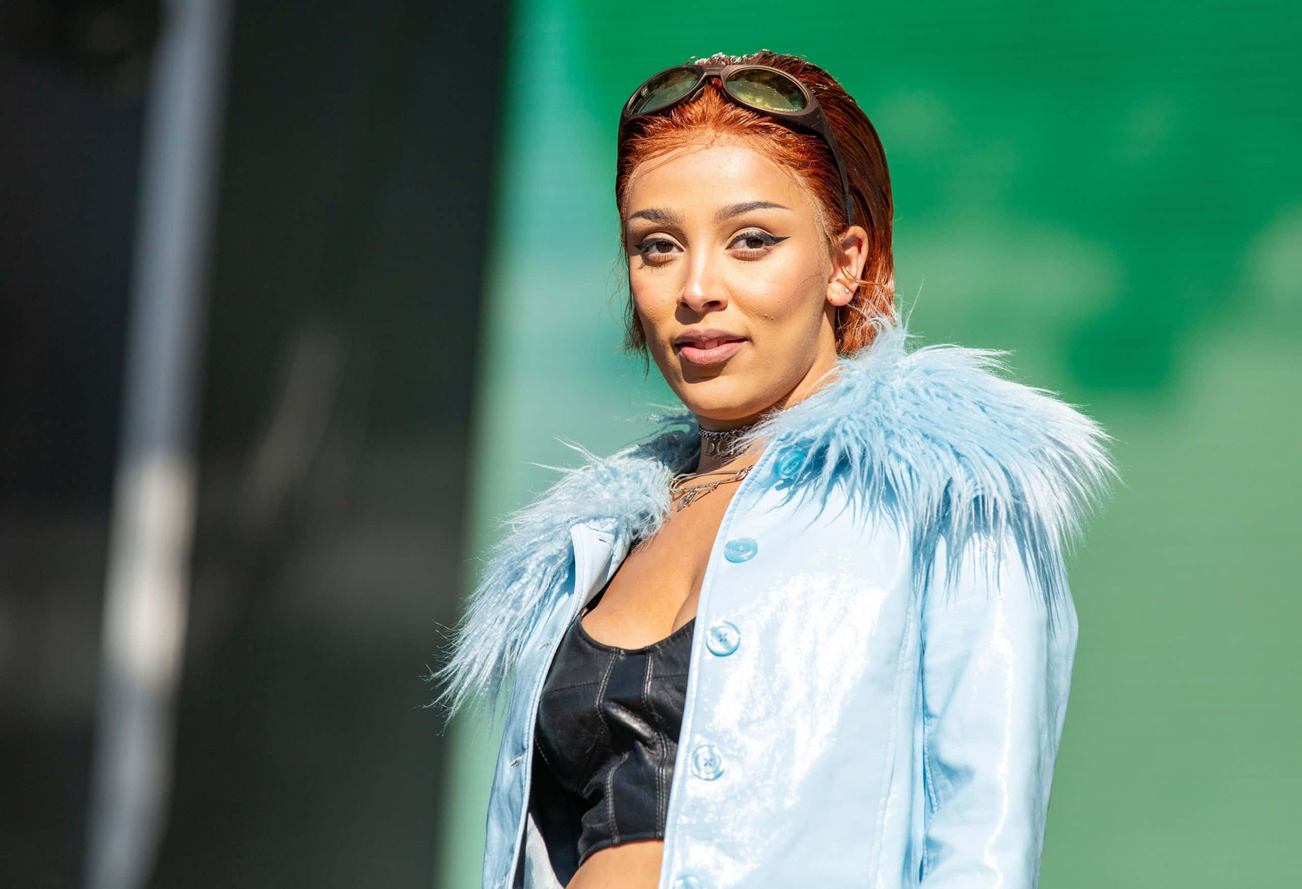 Doja Cat poseeraa nahasta ja lateksista tehdyssä asussa Taustakuvat