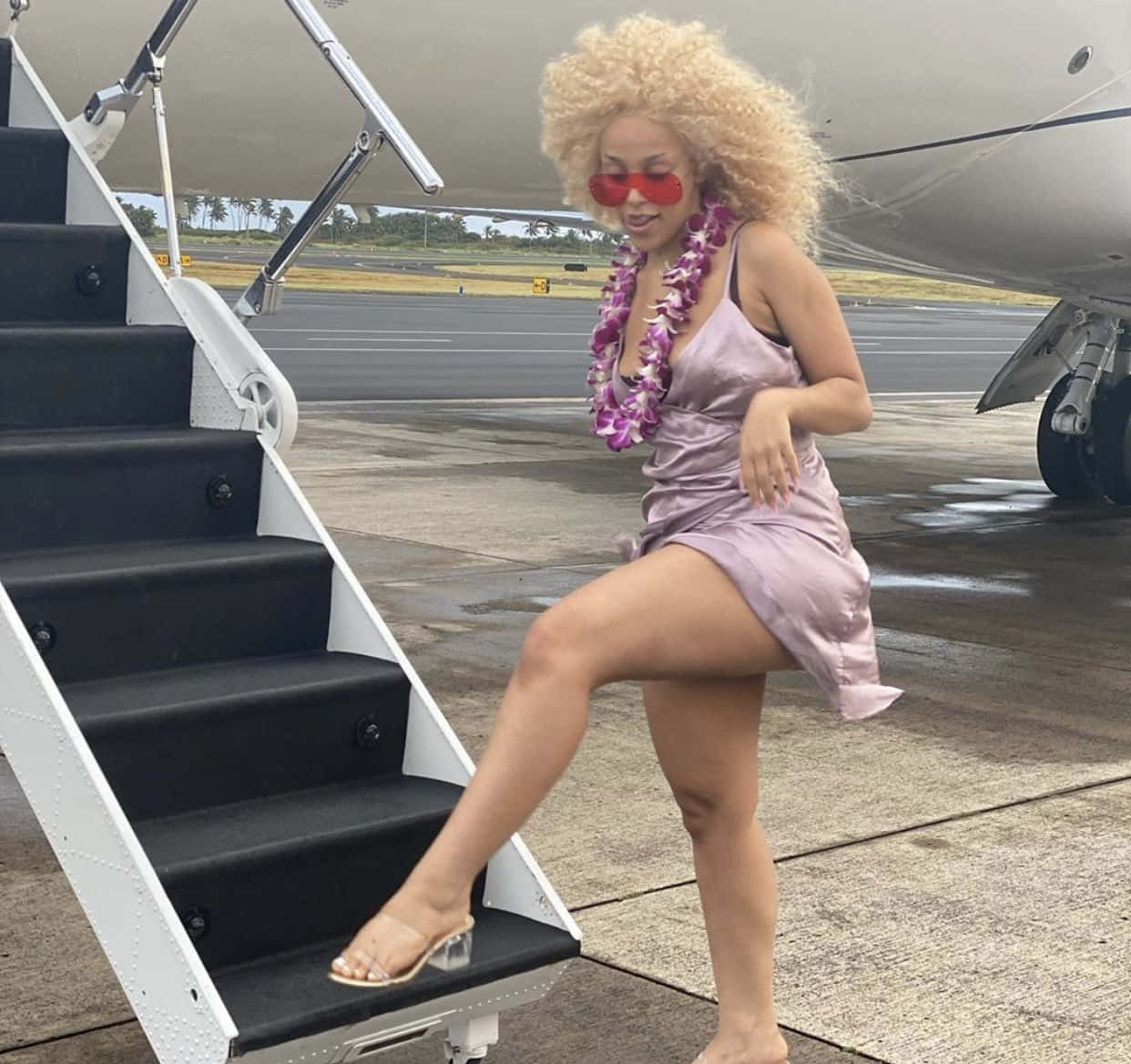 Doja Cat syleilee rohkeasti. Taustakuvat