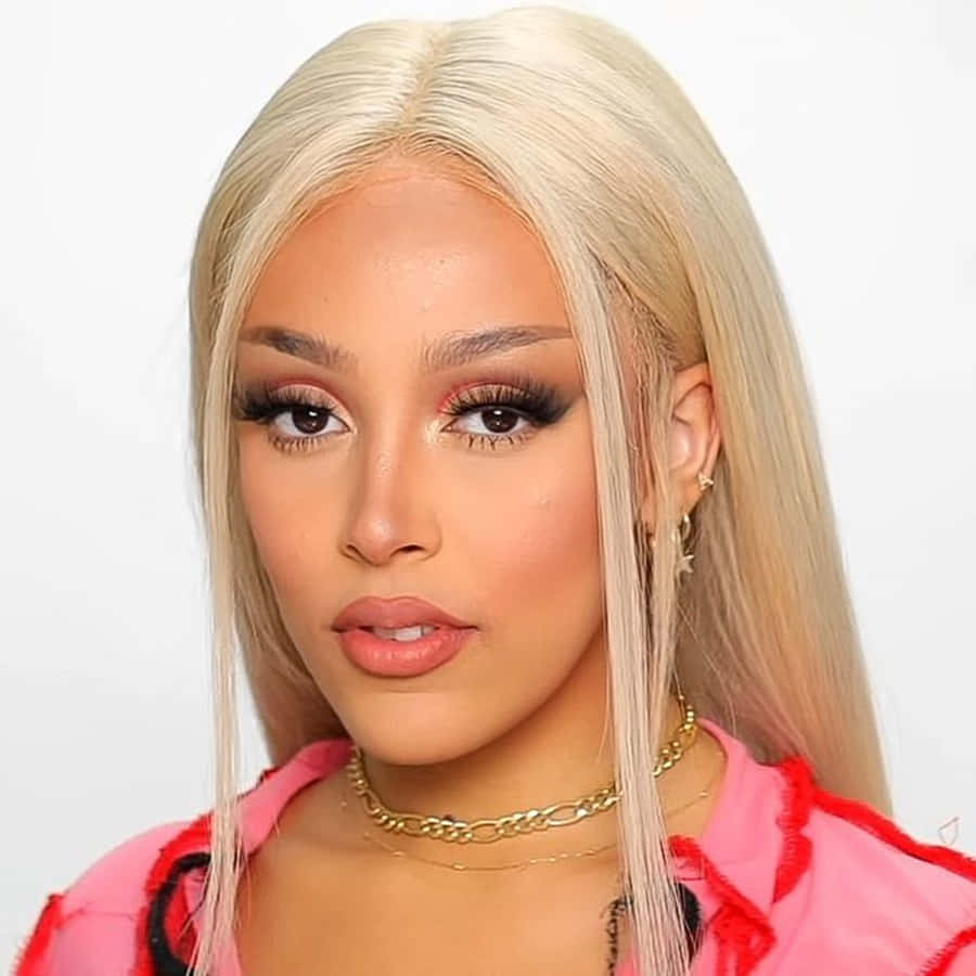 Doja Cat tuo tunnusomaisen tyylinsä lavalle häikäisevässä esityksessään. Taustakuvat