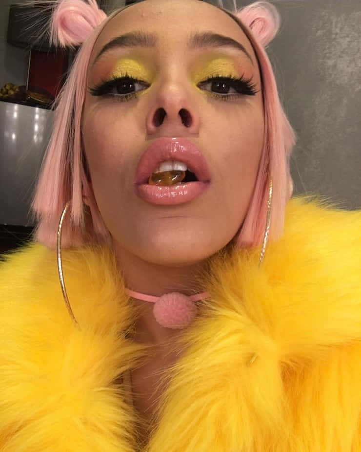 Doja Cat tyylikkäänä hurjassa sinisessä turkiksessa Taustakuvat