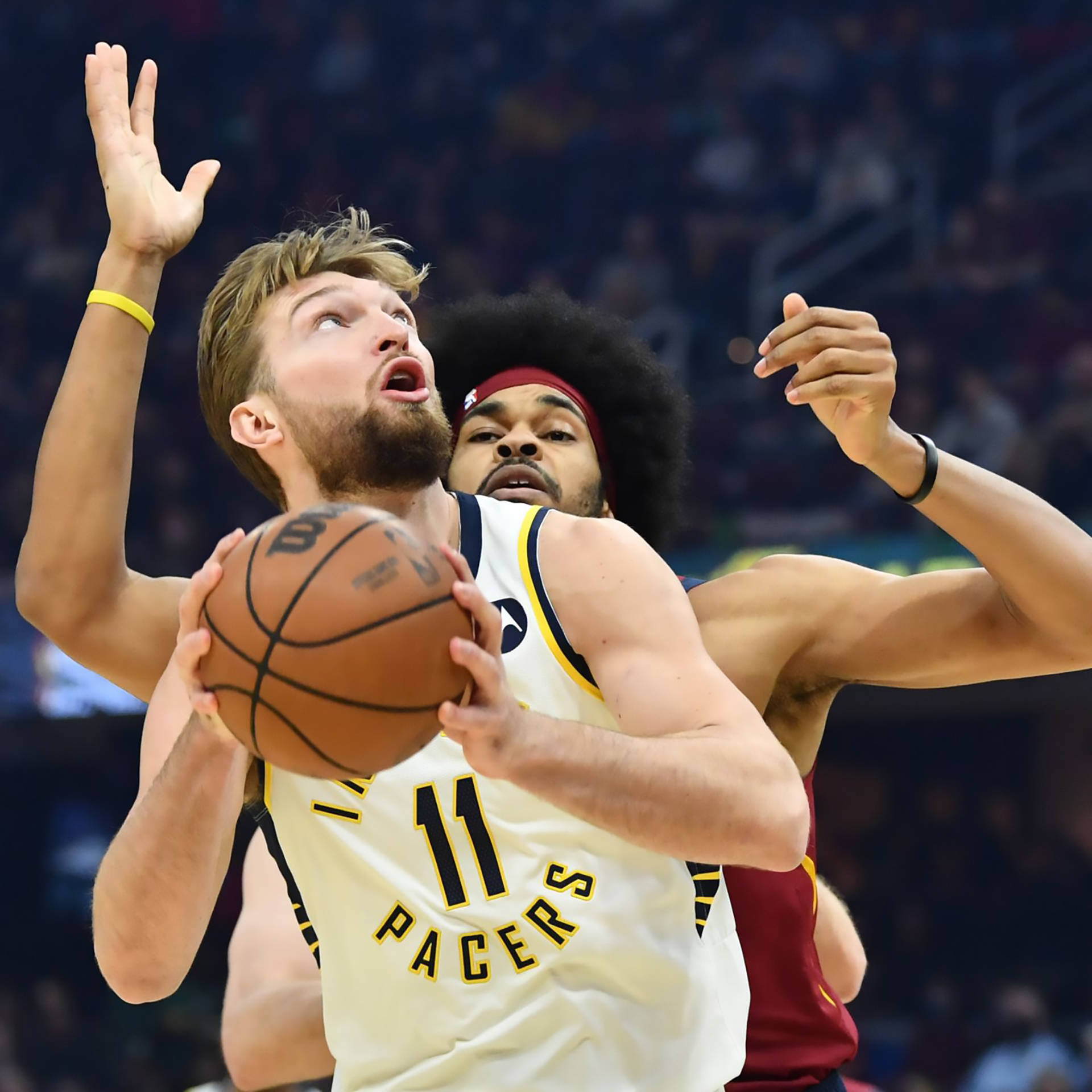 Domantas Sabonis Jarrett Allenin vartioimana Taustakuvat