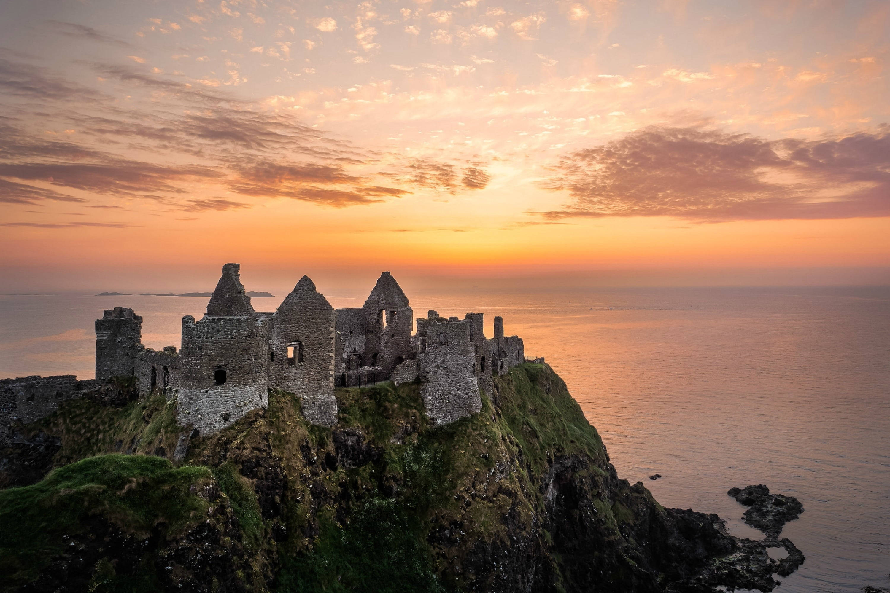 Dunluce Castle upea auringonlasku Taustakuvat