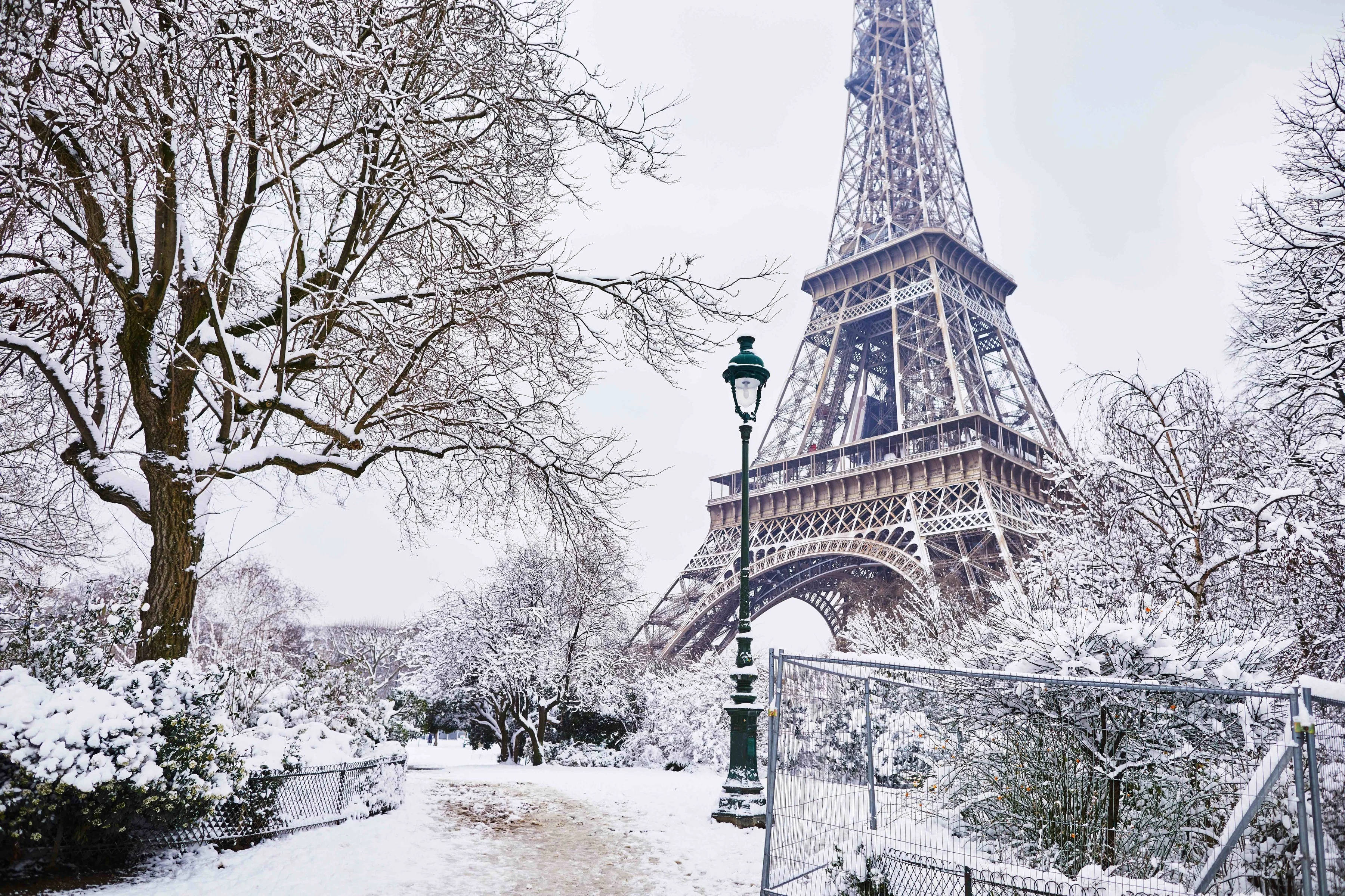 Eiffel-torni kylmänä talvena Taustakuvat