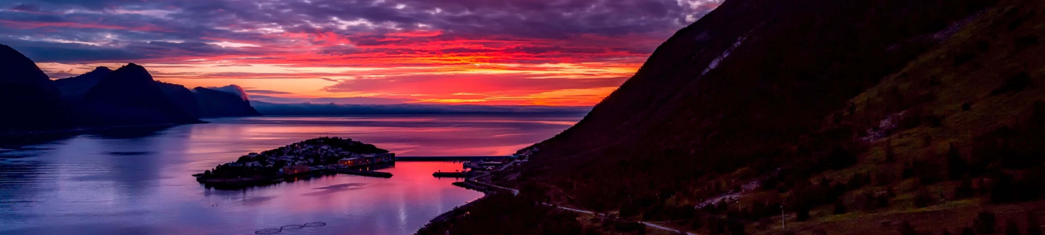 Eläväinen auringonnousu valaisee maiseman Taustakuvat