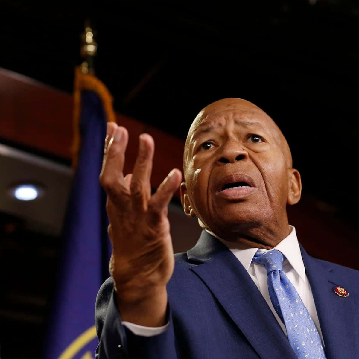 Elijah Cummings kohottaa kätensä Taustakuvat