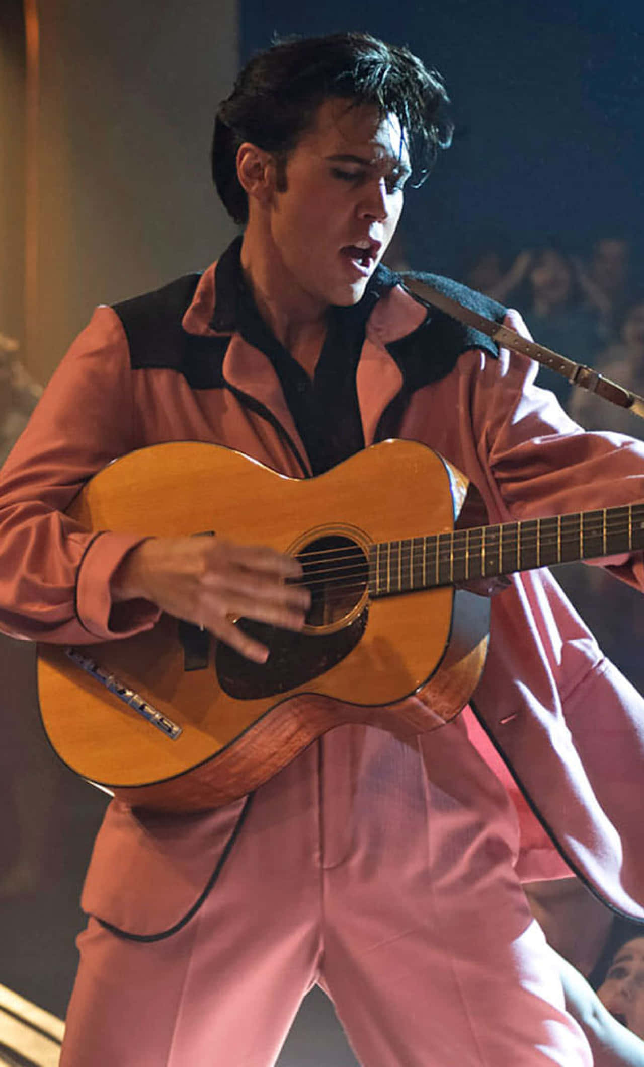 elvis presley pinkissä puvussa soittamassa kitaraa Taustakuvat