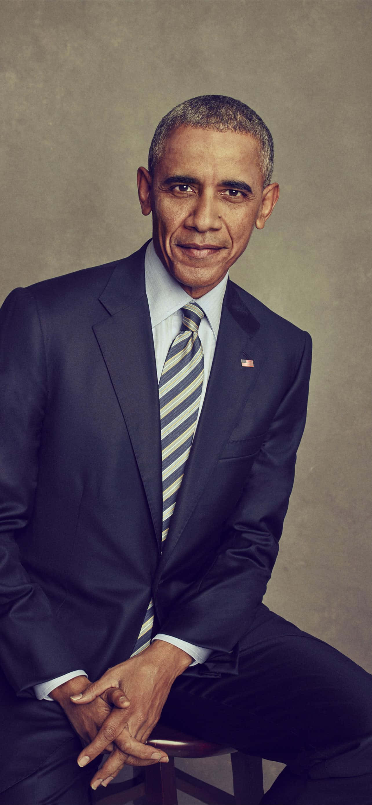 Entinen presidentti Barack Obama hymyilee tapahtumassa Taustakuvat