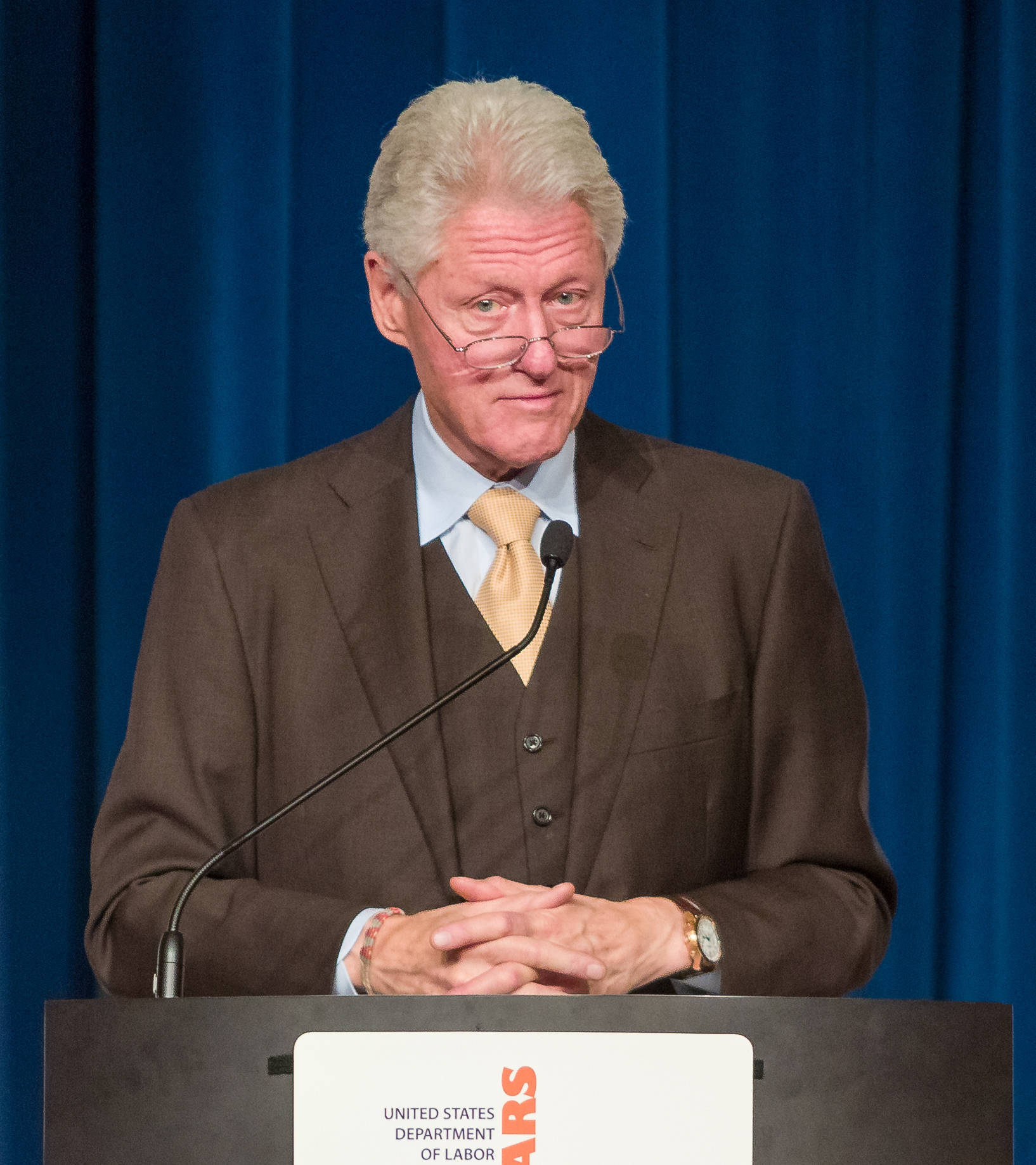 Entinen presidentti Bill Clinton pitää puhetta Taustakuvat
