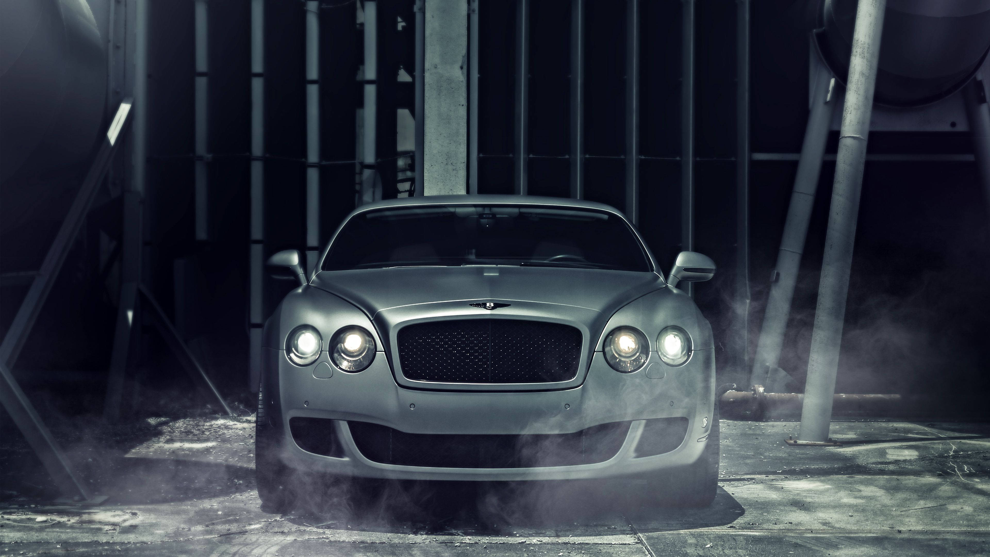 Epätavanomaista luksusta - Matta Bentley Vellano MC Customsilta Taustakuvat