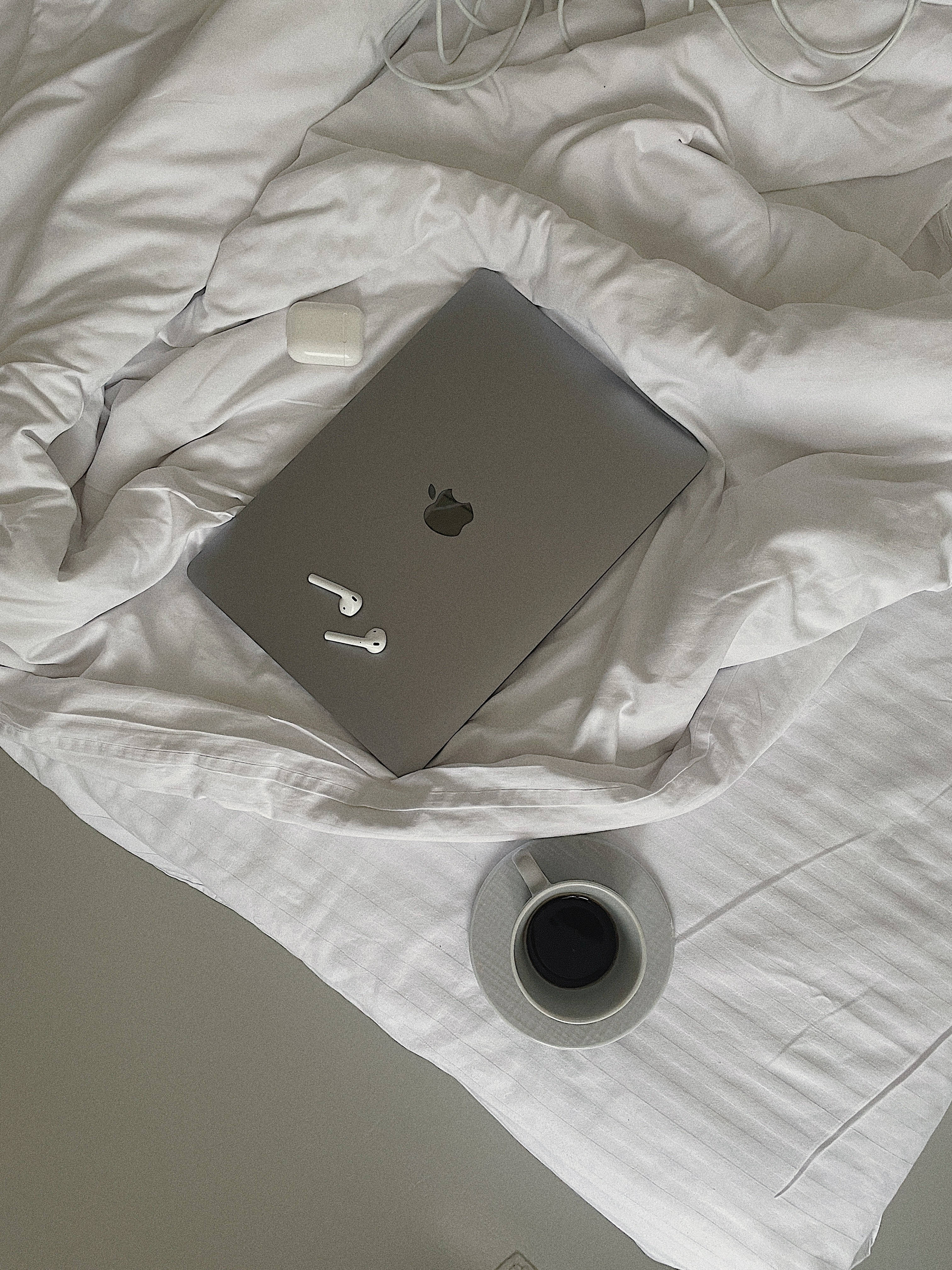 Esteettinen hopea Mac ja Airpods Taustakuvat