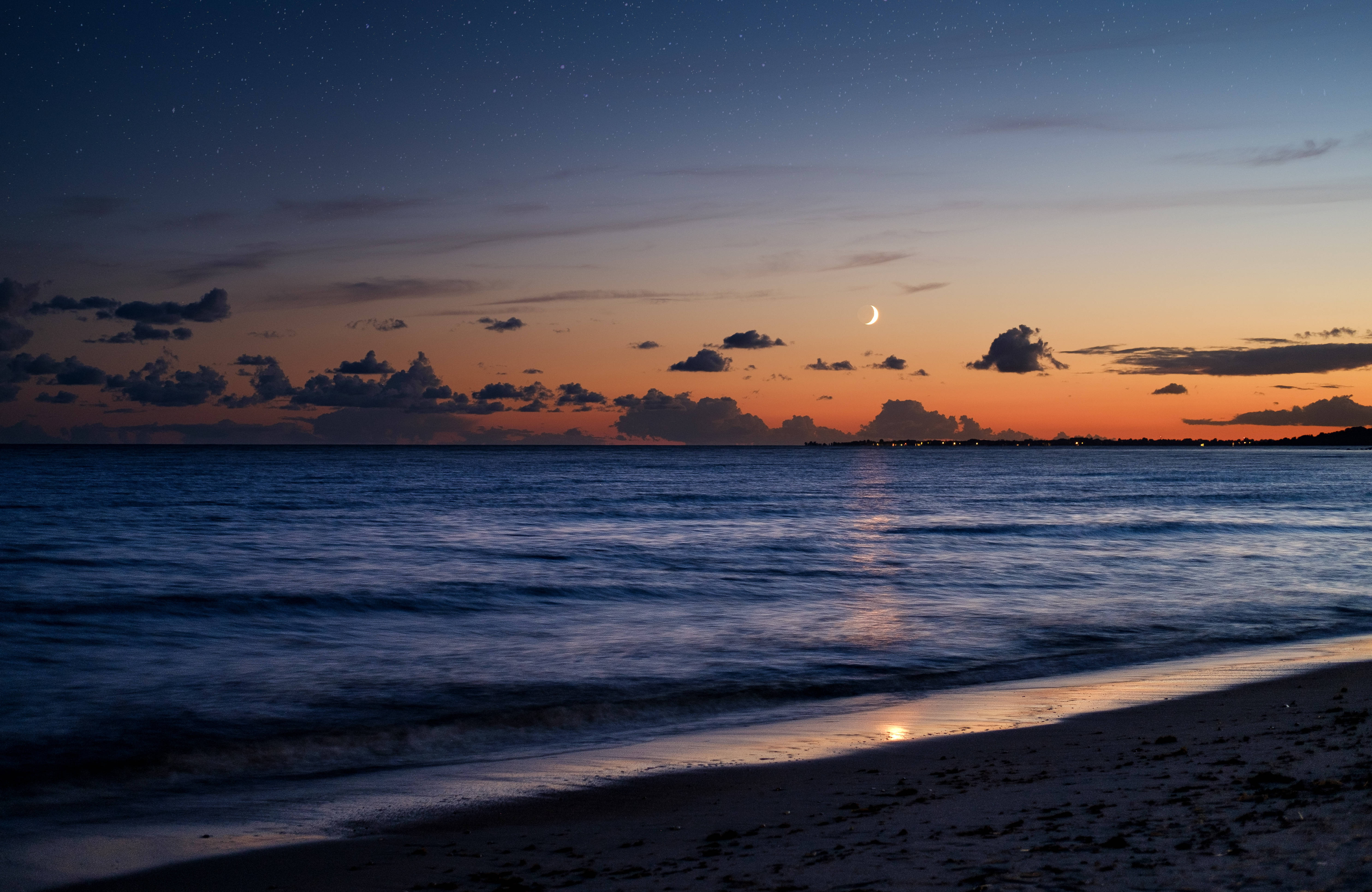 Esteettinen kuu hämärässä Taustakuvat