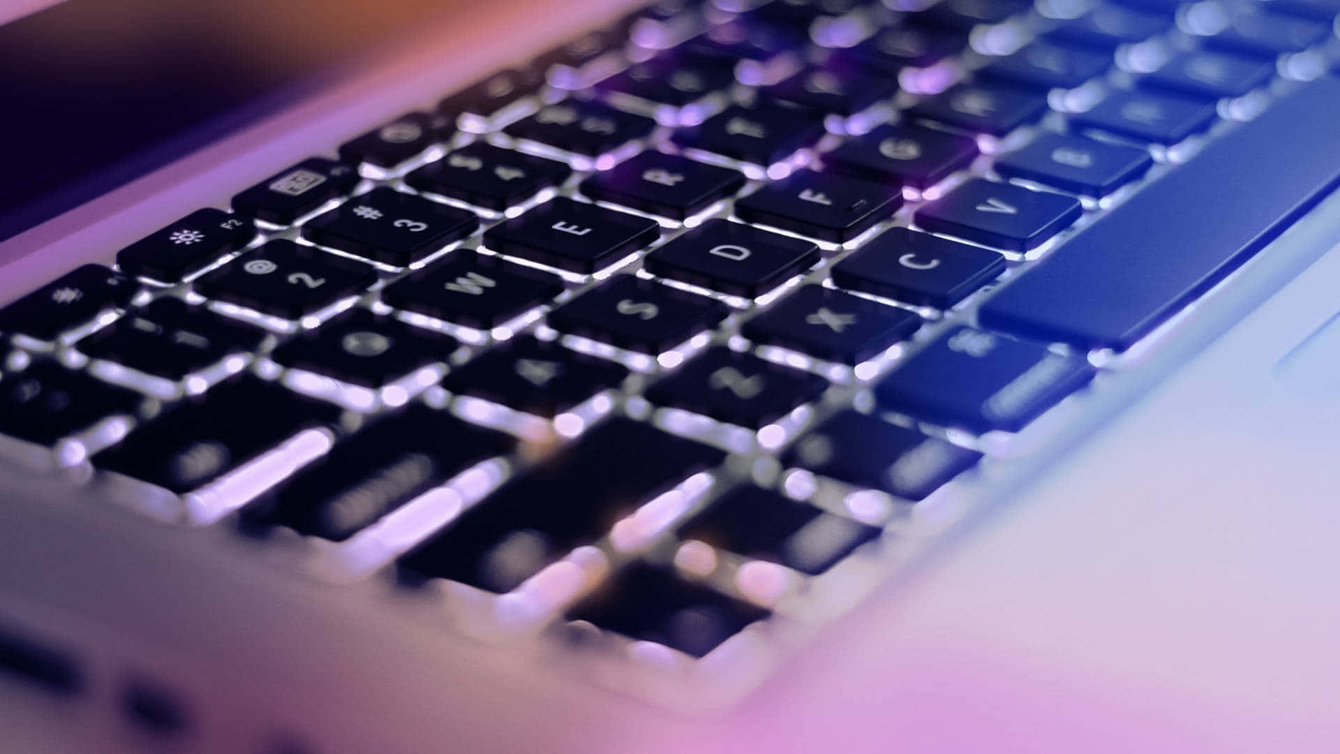 Esteettinen MacBook avattuna, valmiina käytettäväksi. Taustakuvat