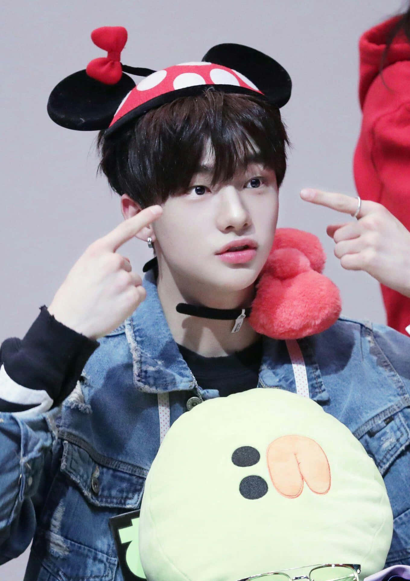 Eteläkorealainen laulaja Hyunjin Minnie Mouse -hatussa Taustakuvat