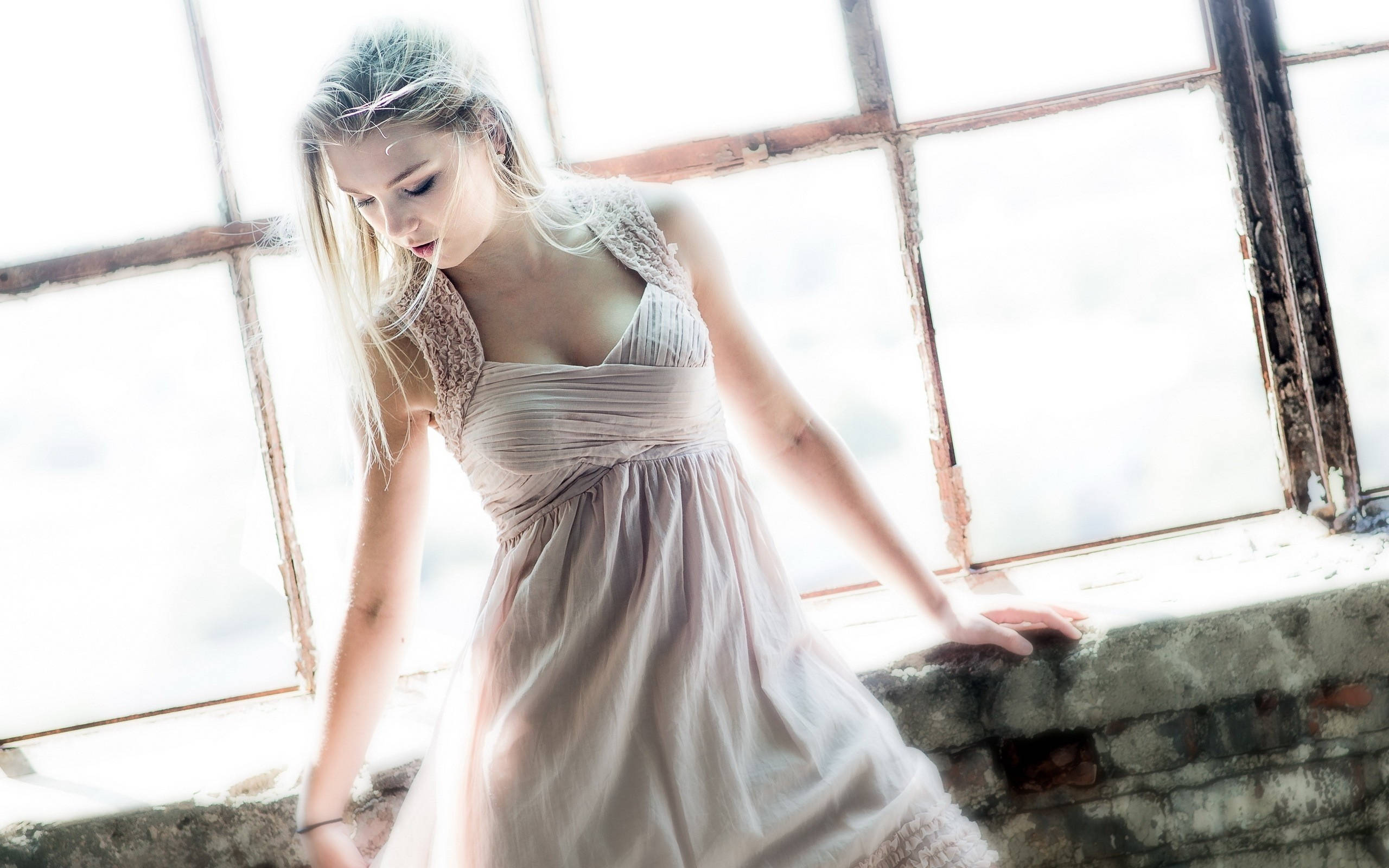 Ethereal Woman In Warehouse 2560x1600 Taustakuvat