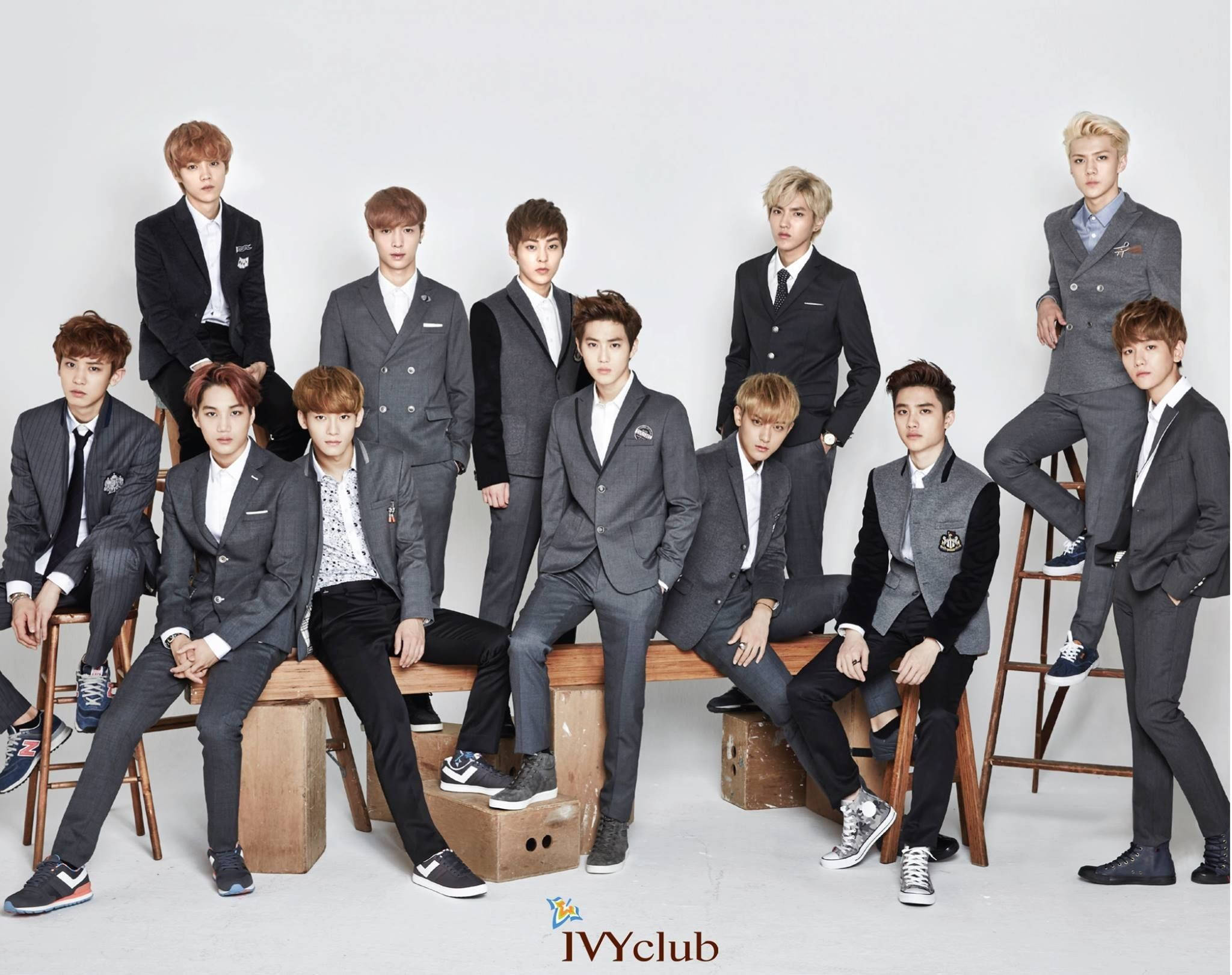 EXO-bändi Ivy Club -univormuissa Taustakuvat