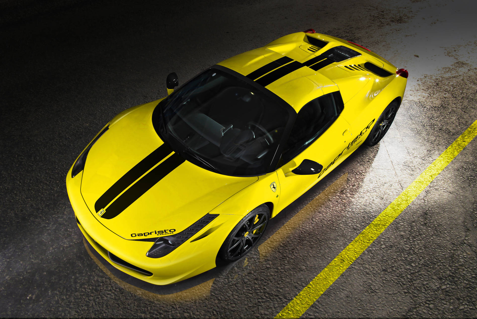 Keltainen Ferrari 458 Spider -urheiluautoversio taustakuva.