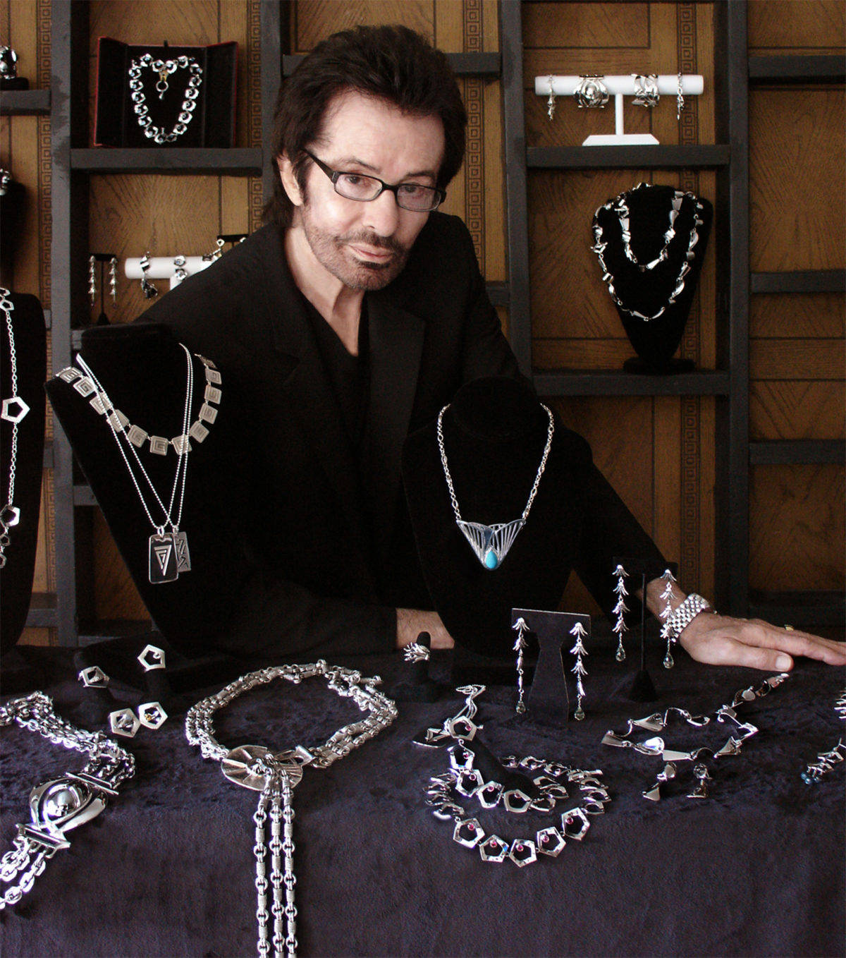 George Chakiris Kokoelmat Hopeakorut Taustakuvat
