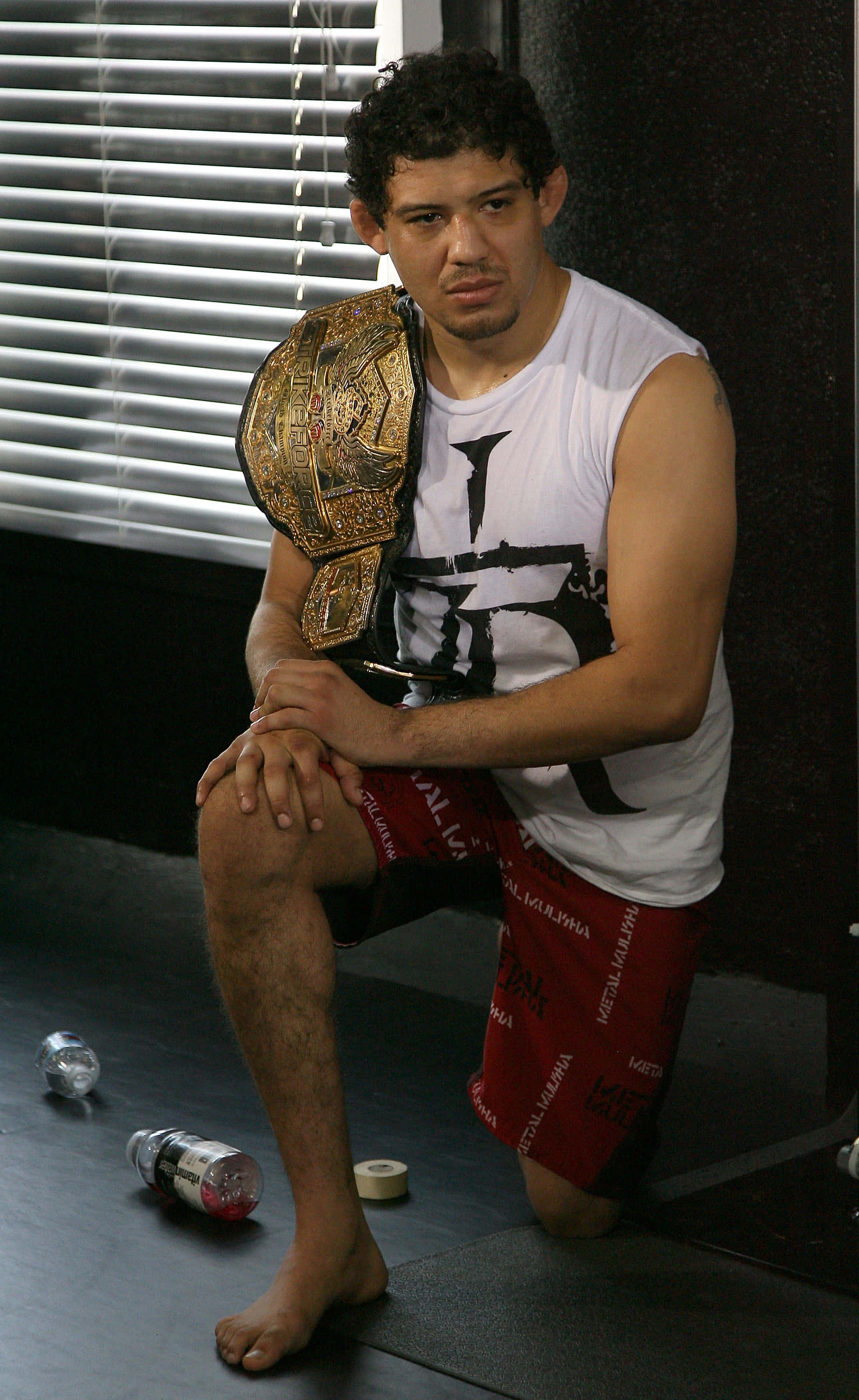 Gilbert Melendez Strikeforce kevytsarjan mestari polvillaan Taustakuvat