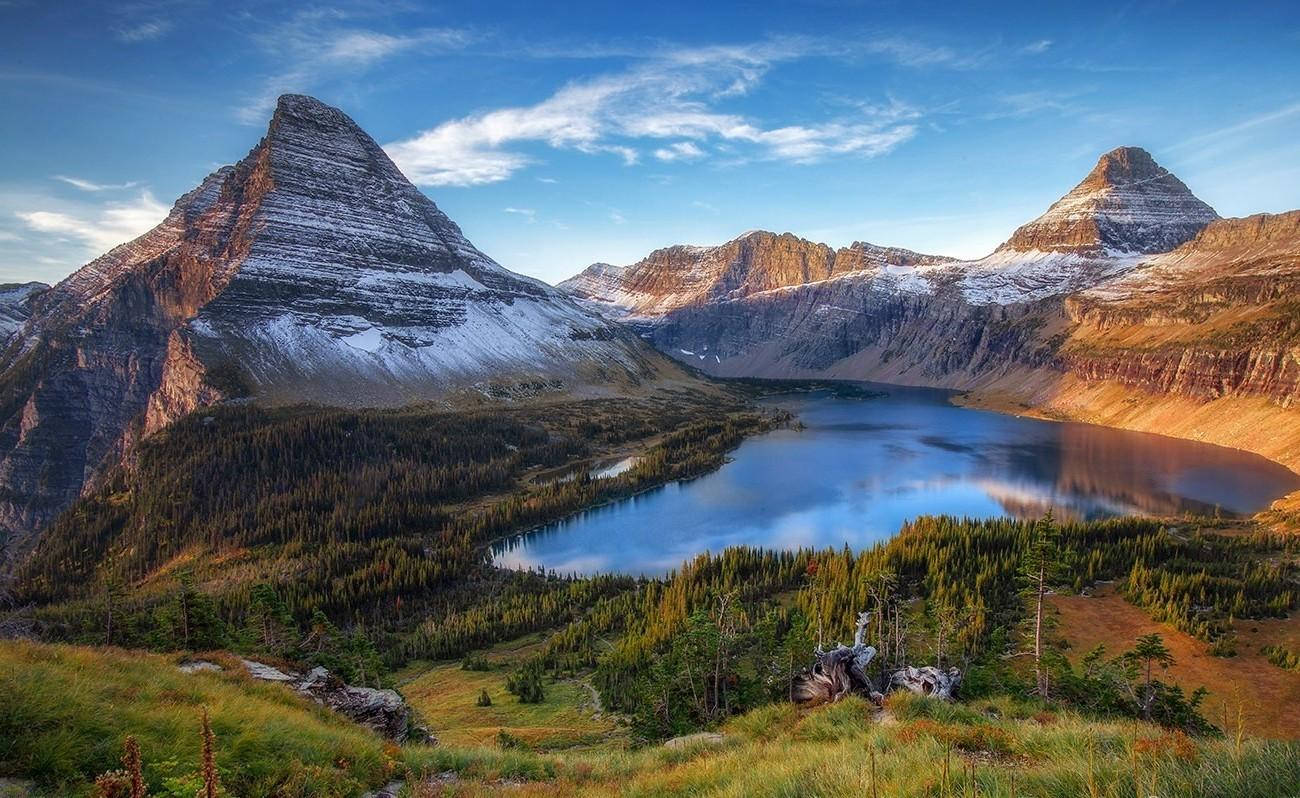 Glacier National Park - Järvimaisema vuoristossa Taustakuvat
