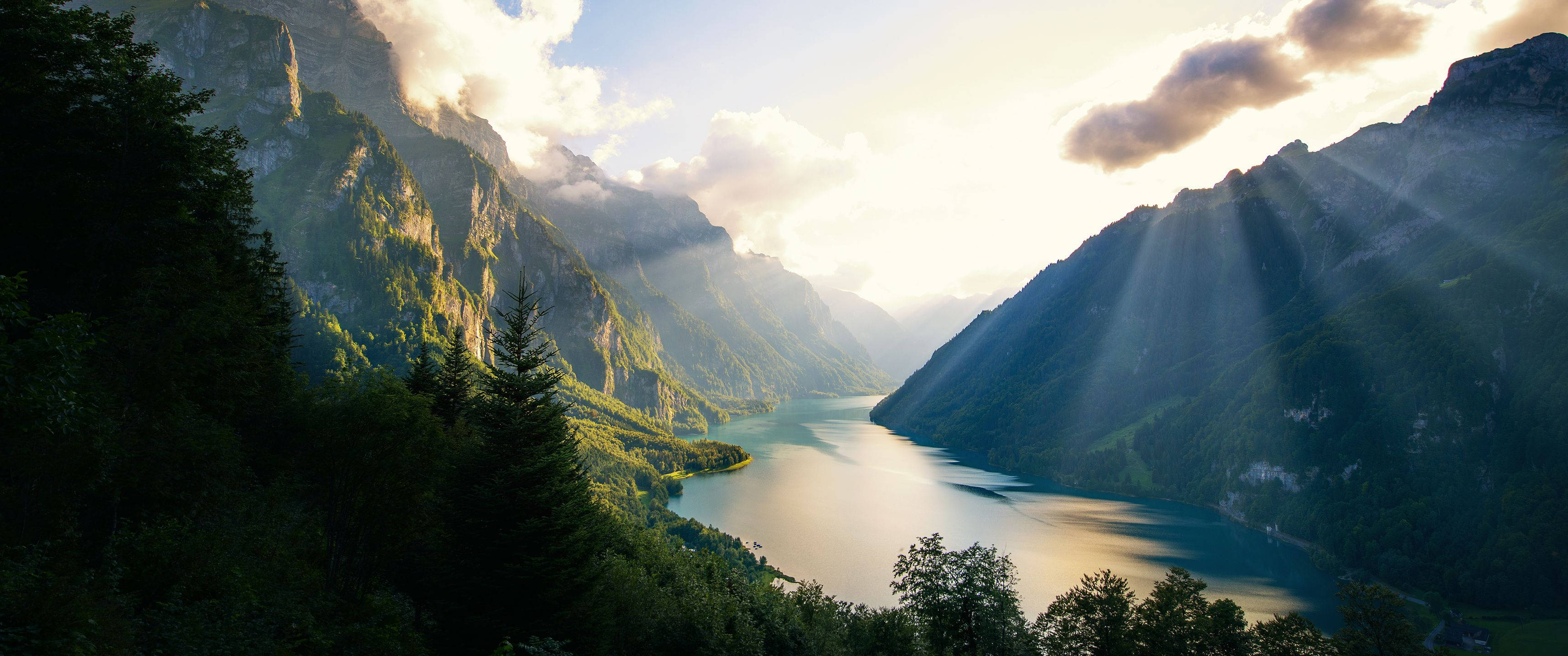Glarusin kantoni, Sveitsi, kehystettynä upeassa vuoristomaisemassa Taustakuvat